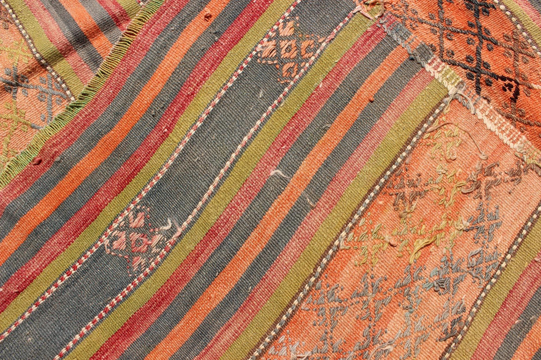 Bunt bestickter Kelim im Vintage-Stil mit Streifen und geometrischen Drucken im Angebot 5