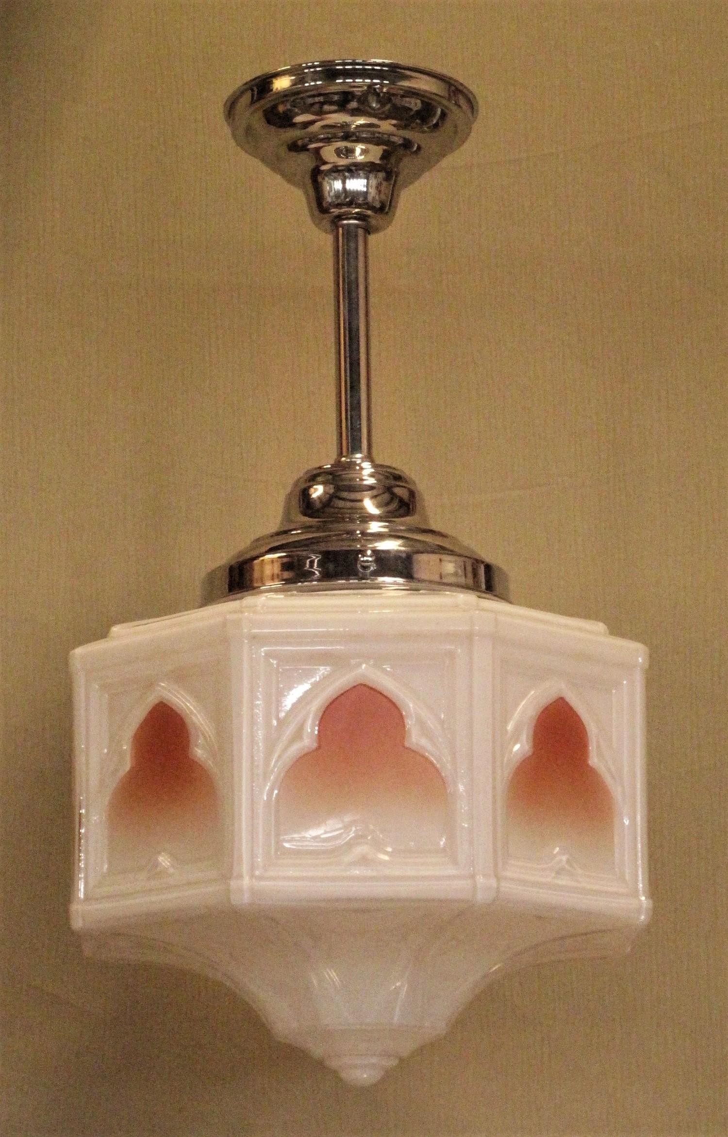 Bunte und Vintage-Globus mit Schlussstein oder maurischen Bögen und Trinity Sterne entlang der Unterseite der Milchglas. Der Globus stammt aus den 1920er Jahren, als das Design und die Architektur dieser Zeit sehr stark europäisch geprägt