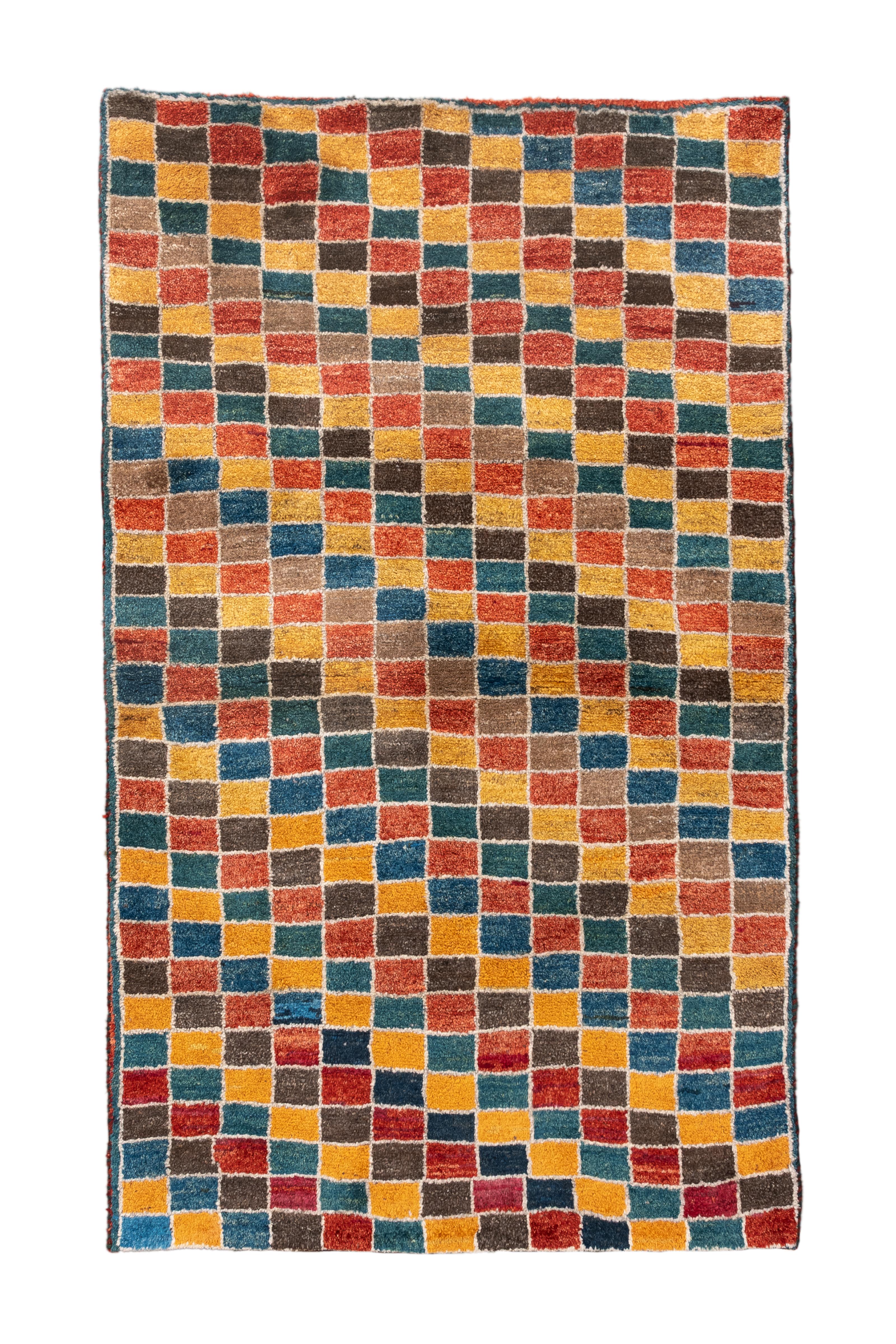  Dieser charmante Gabbeh-Teppich im Vintage-Stil zeigt ein skurriles, unregelmäßiges Schachbrettmuster in einem lebhaften Regenbogen aus juwelenfarbenen Tönen - verbranntes Orange, Ocker, Petrol, Kobalt und warme Neutraltöne. Jedes Quadrat variiert