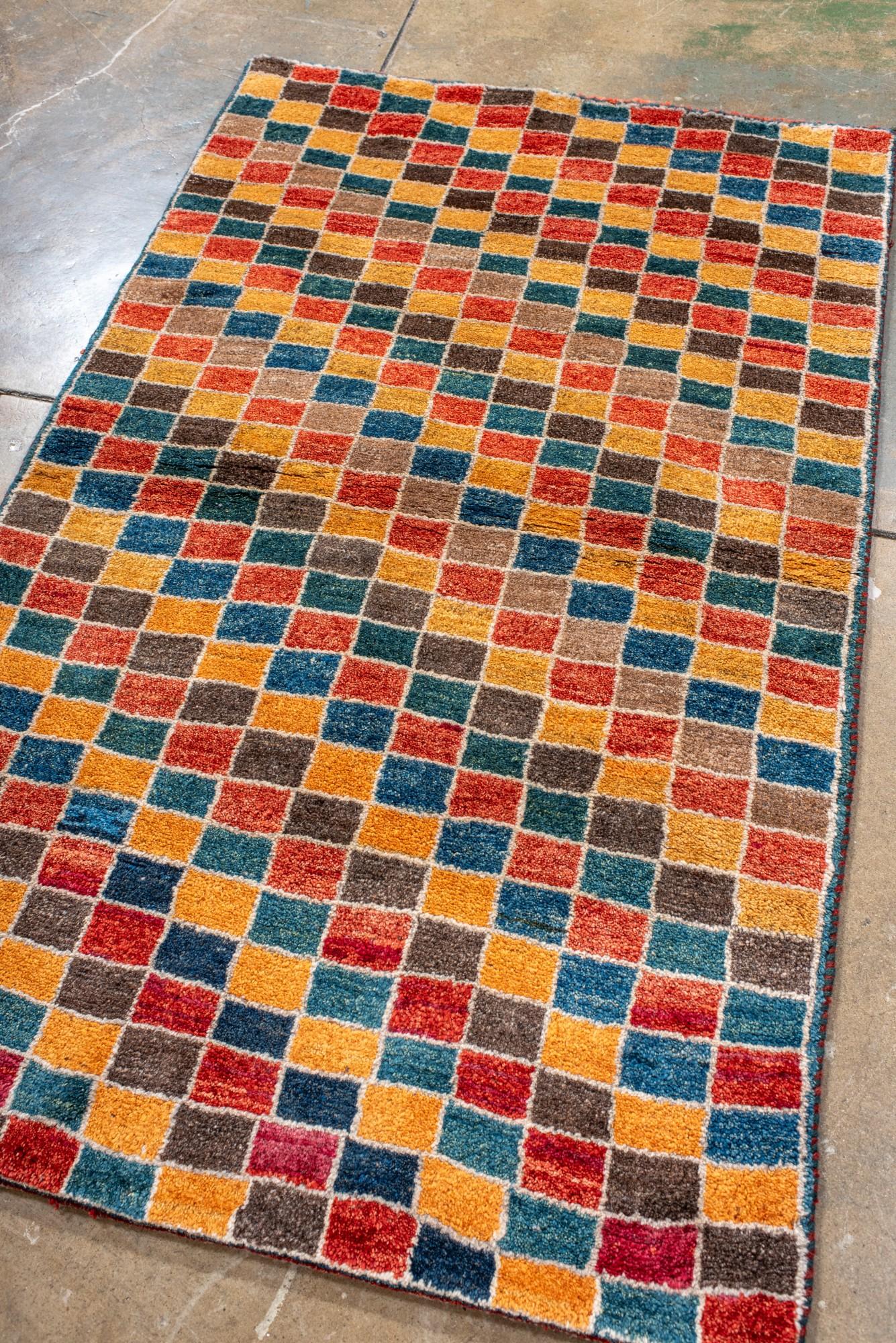 Bunter Vintage-Gabbeh-Teppich mit Mosaik-Gitter-Design (Persisch) im Angebot