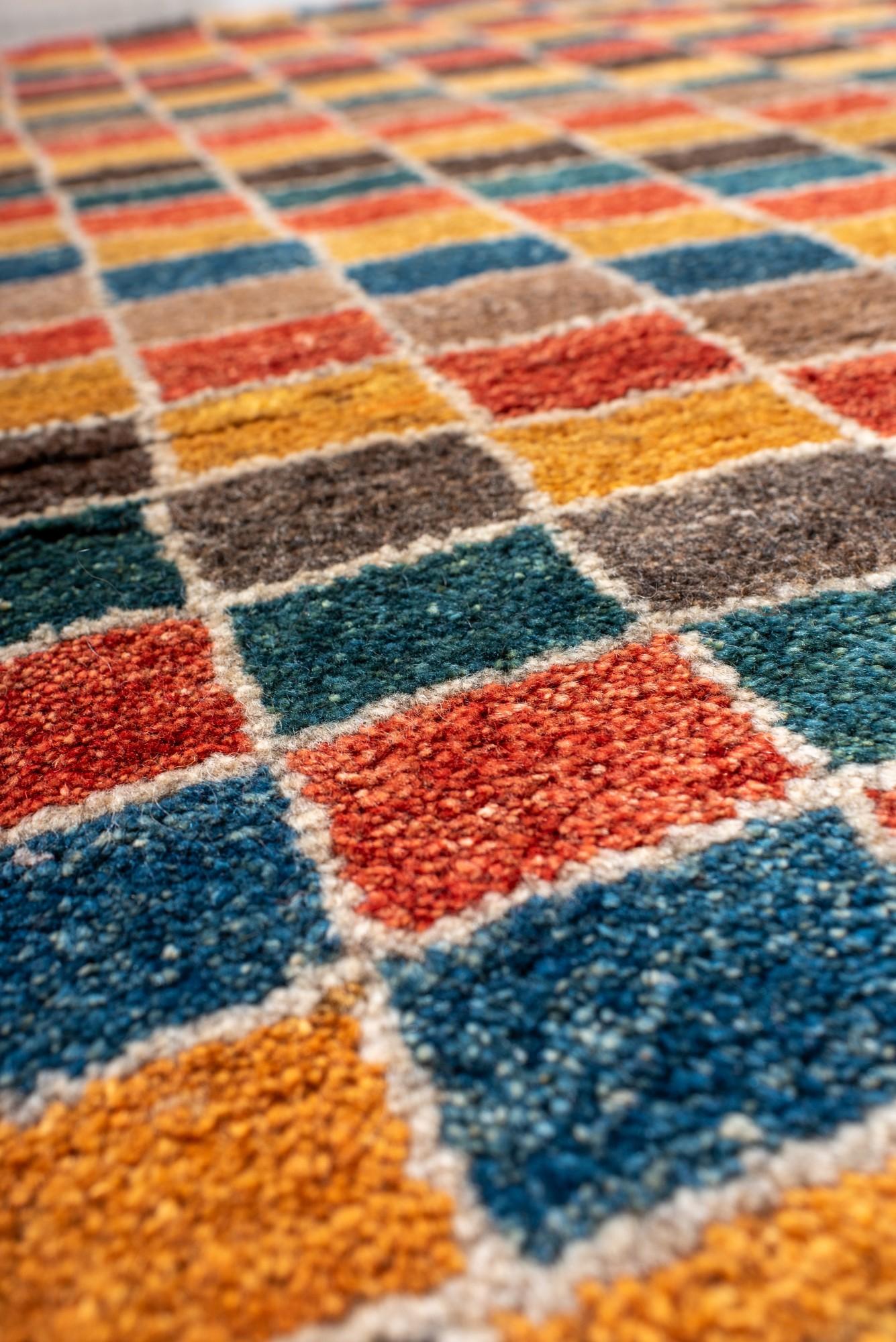 Bunter Vintage-Gabbeh-Teppich mit Mosaik-Gitter-Design im Zustand „Hervorragend“ im Angebot in New York, NY