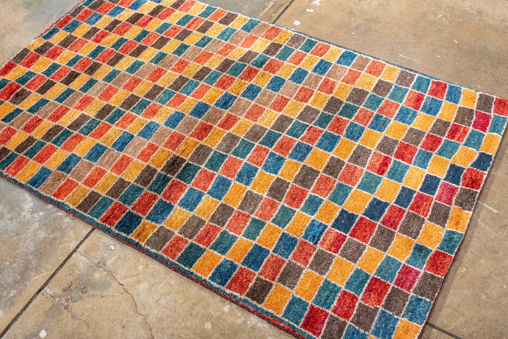 Bunter Vintage-Gabbeh-Teppich mit Mosaik-Gitter-Design (21. Jahrhundert und zeitgenössisch) im Angebot