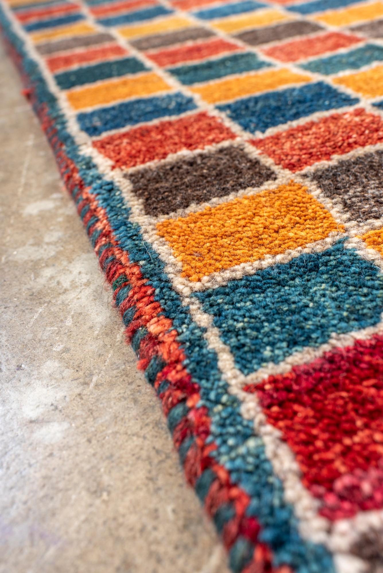 Bunter Vintage-Gabbeh-Teppich mit Mosaik-Gitter-Design (Wolle) im Angebot