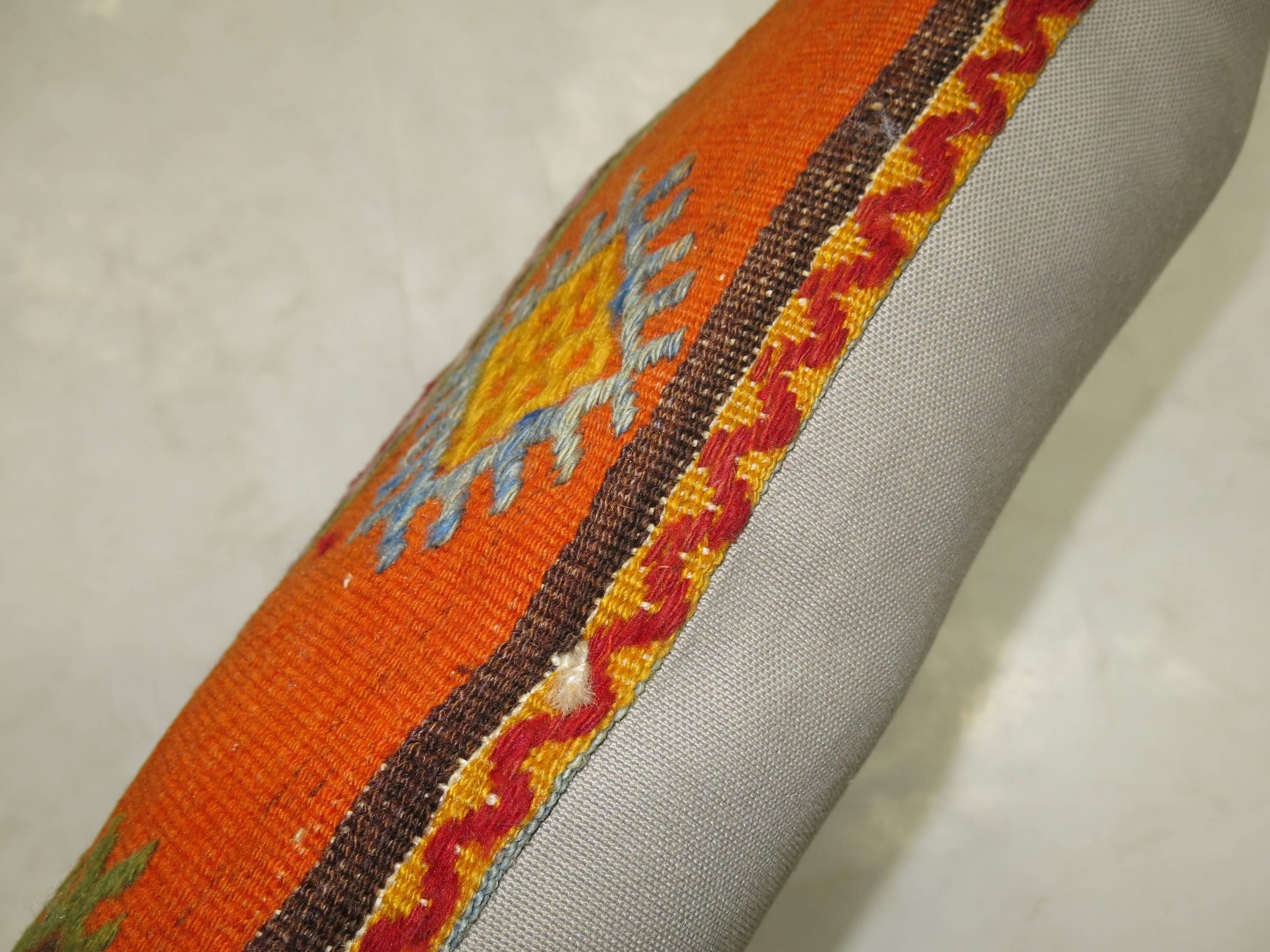 Kissen aus einem alten türkischen Kelim mit Baumwollrücken. Mit Reißverschluss und Schaumstoffeinlage. 

Maße: 19'' x 20''.