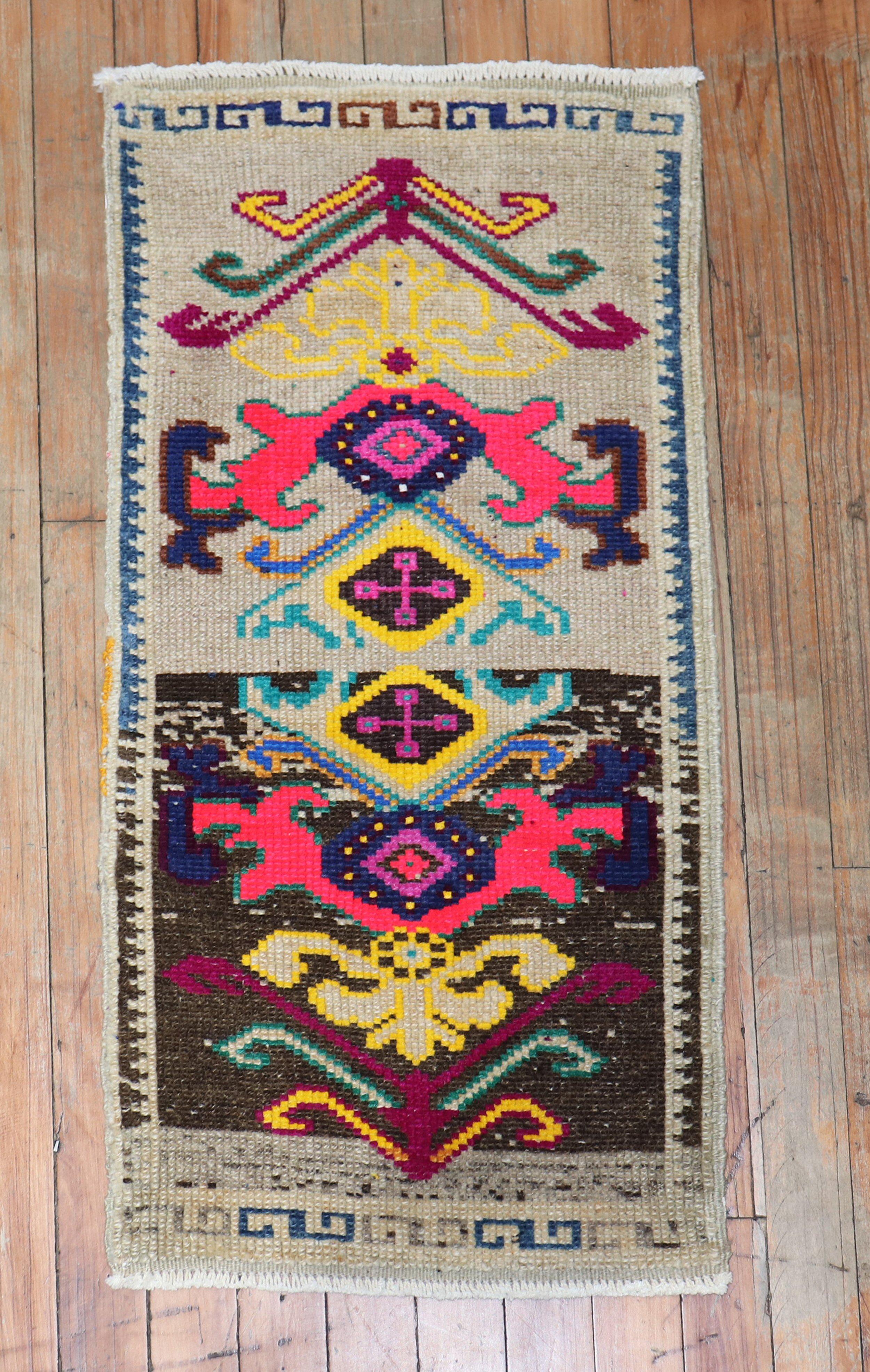 Tapis turc anatolien vintage excentrique aux couleurs vives.

Mesures : 1'4'' x 2'9