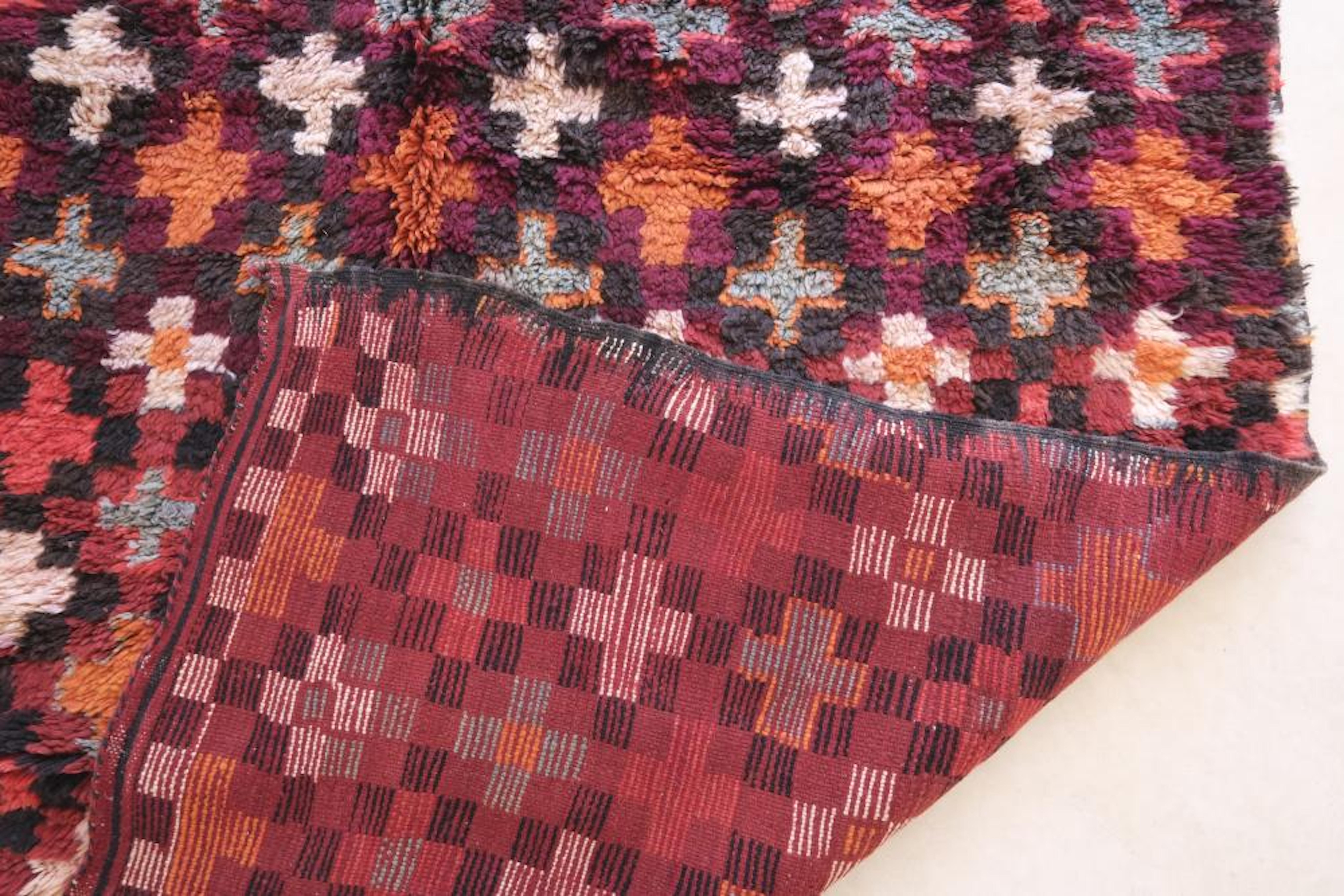 Bunter marokkanischer Beni M'Guild-Teppich-Läufer im Vintage-Stil mit kariertem Kreuzmuster im Angebot 2