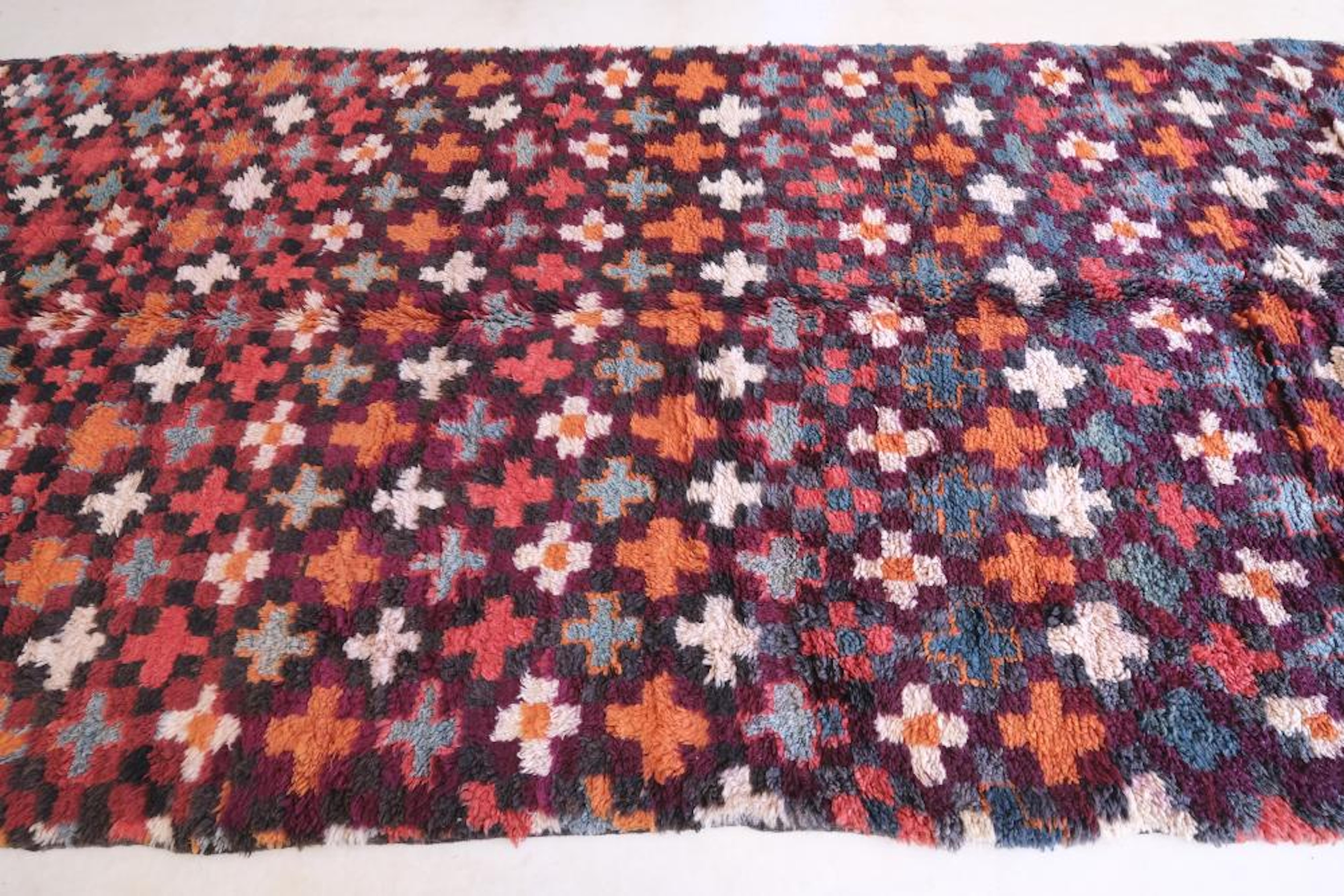 Bunter marokkanischer Beni M'Guild-Teppich-Läufer im Vintage-Stil mit kariertem Kreuzmuster (Böhmisch) im Angebot