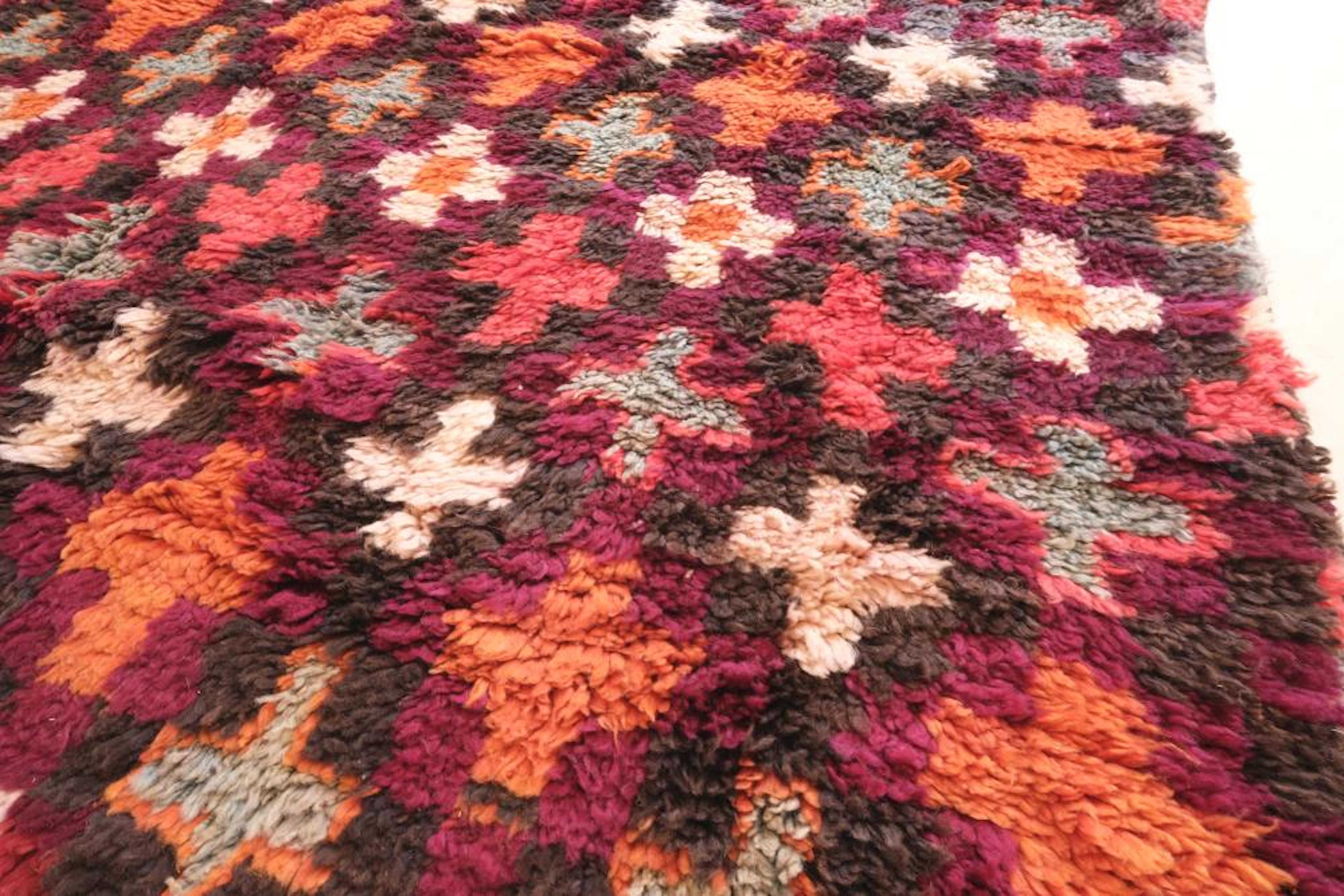 Bunter marokkanischer Beni M'Guild-Teppich-Läufer im Vintage-Stil mit kariertem Kreuzmuster (Marokkanisch) im Angebot