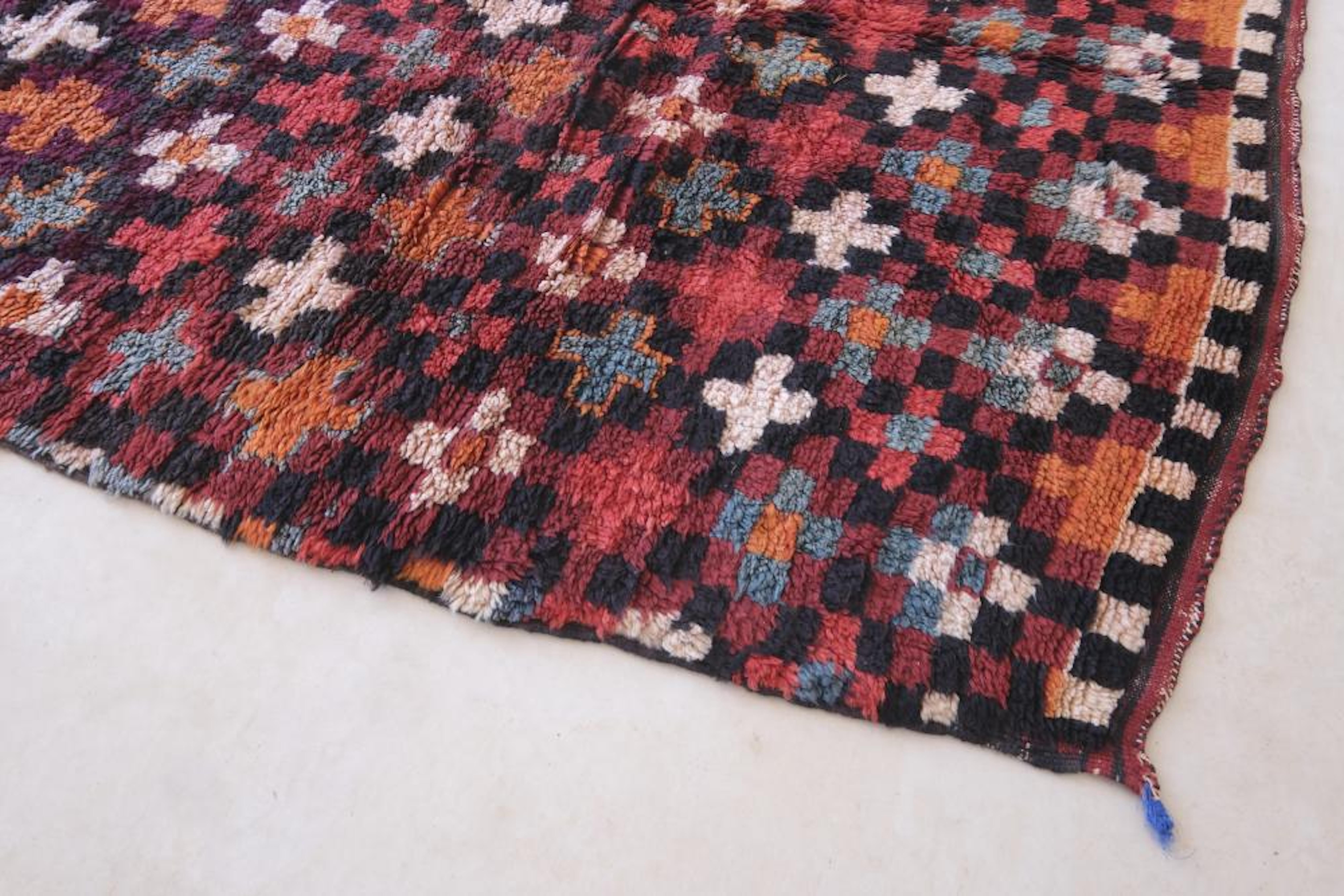 Bunter marokkanischer Beni M'Guild-Teppich-Läufer im Vintage-Stil mit kariertem Kreuzmuster (Gewebt) im Angebot