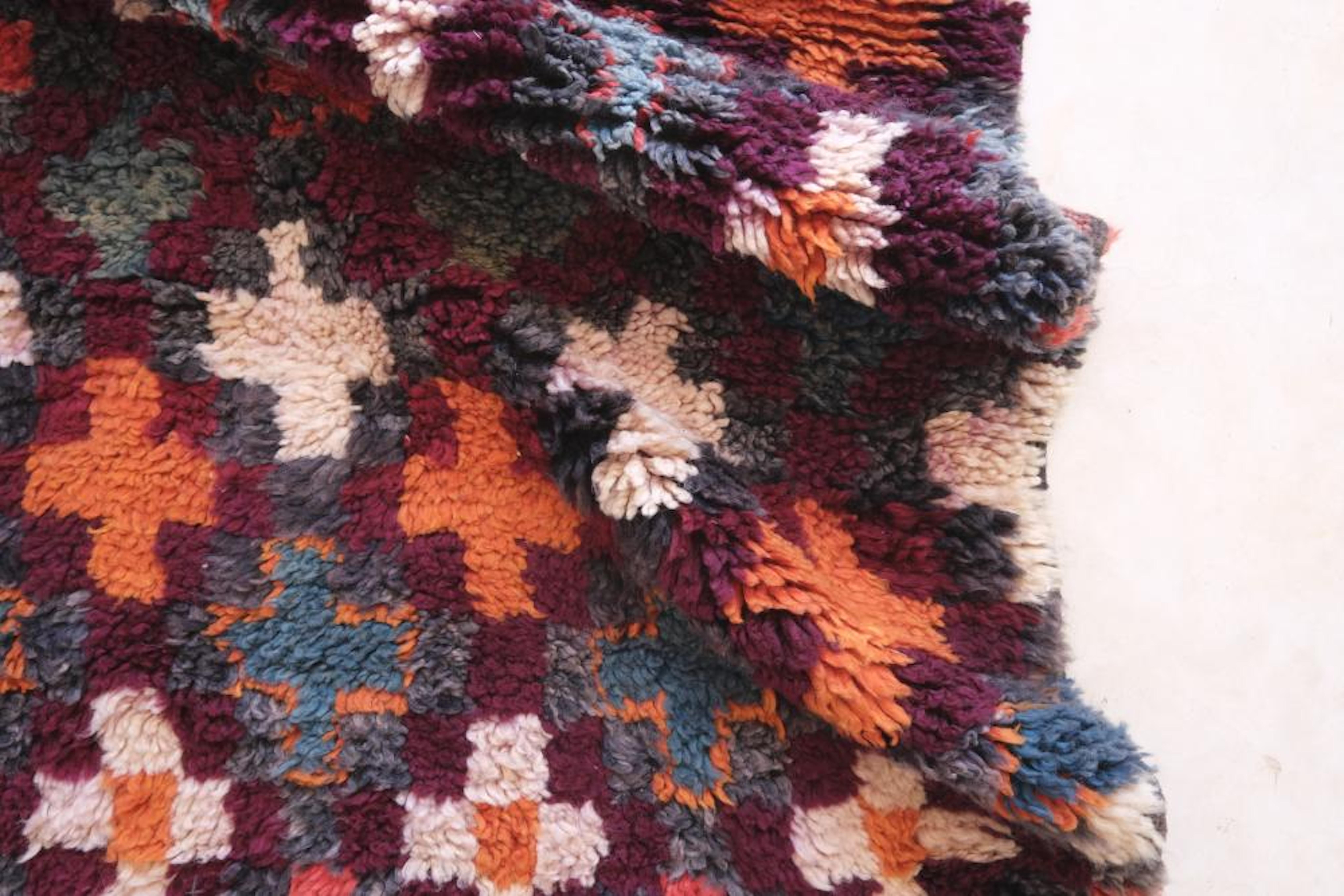 Bunter marokkanischer Beni M'Guild-Teppich-Läufer im Vintage-Stil mit kariertem Kreuzmuster im Zustand „Gut“ im Angebot in Los Angeles, CA