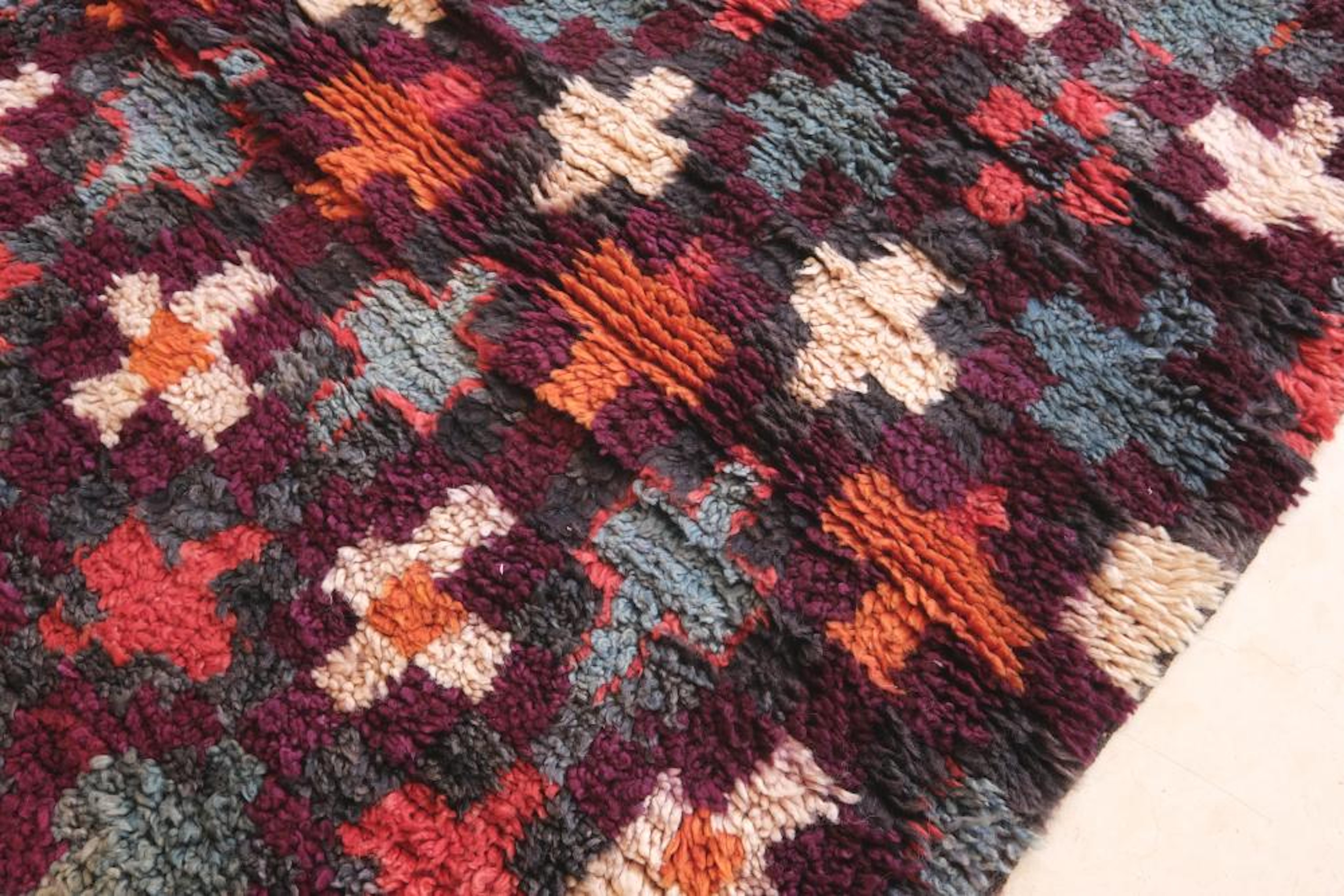 Bunter marokkanischer Beni M'Guild-Teppich-Läufer im Vintage-Stil mit kariertem Kreuzmuster (Ende des 20. Jahrhunderts) im Angebot