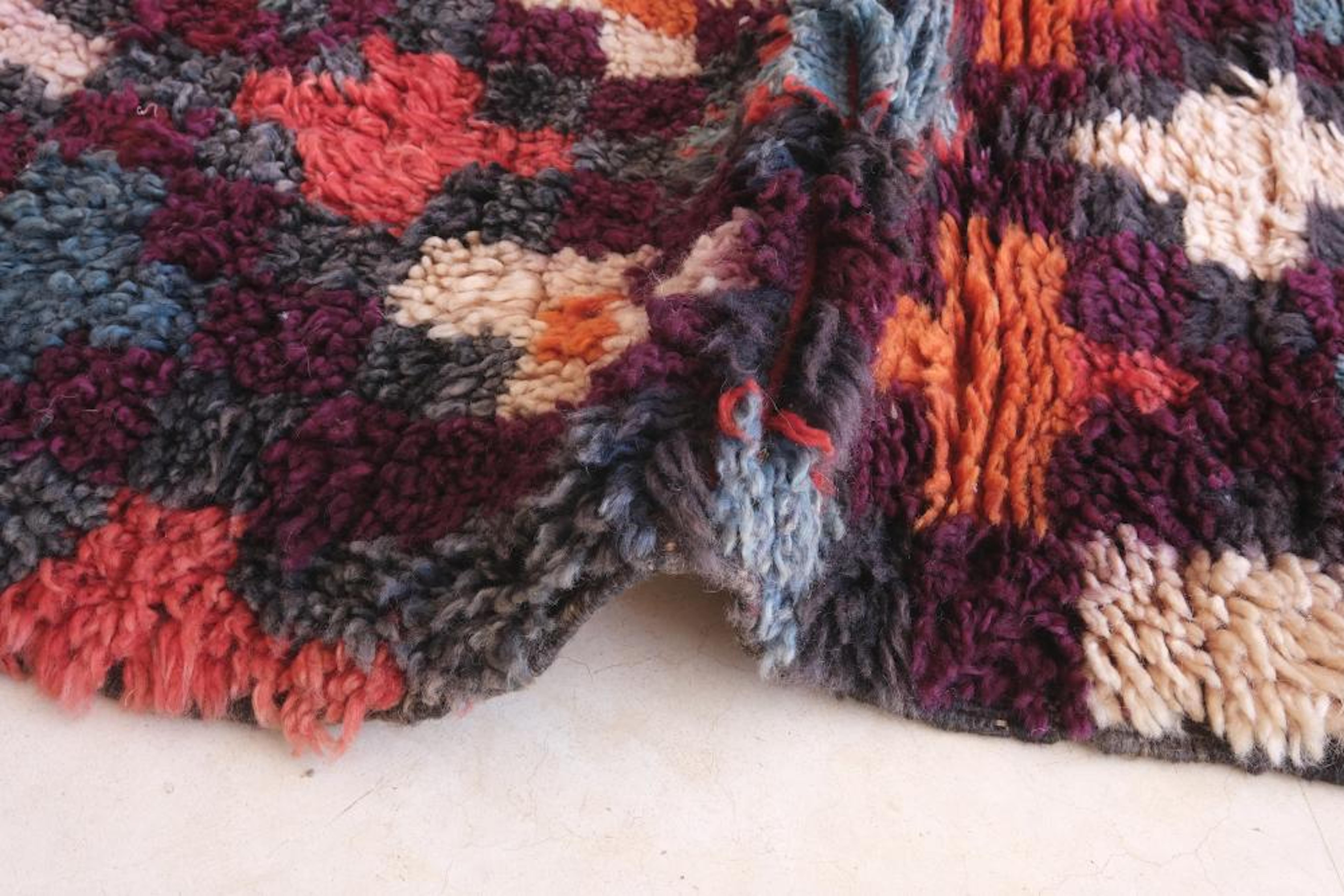 Bunter marokkanischer Beni M'Guild-Teppich-Läufer im Vintage-Stil mit kariertem Kreuzmuster (Wolle) im Angebot