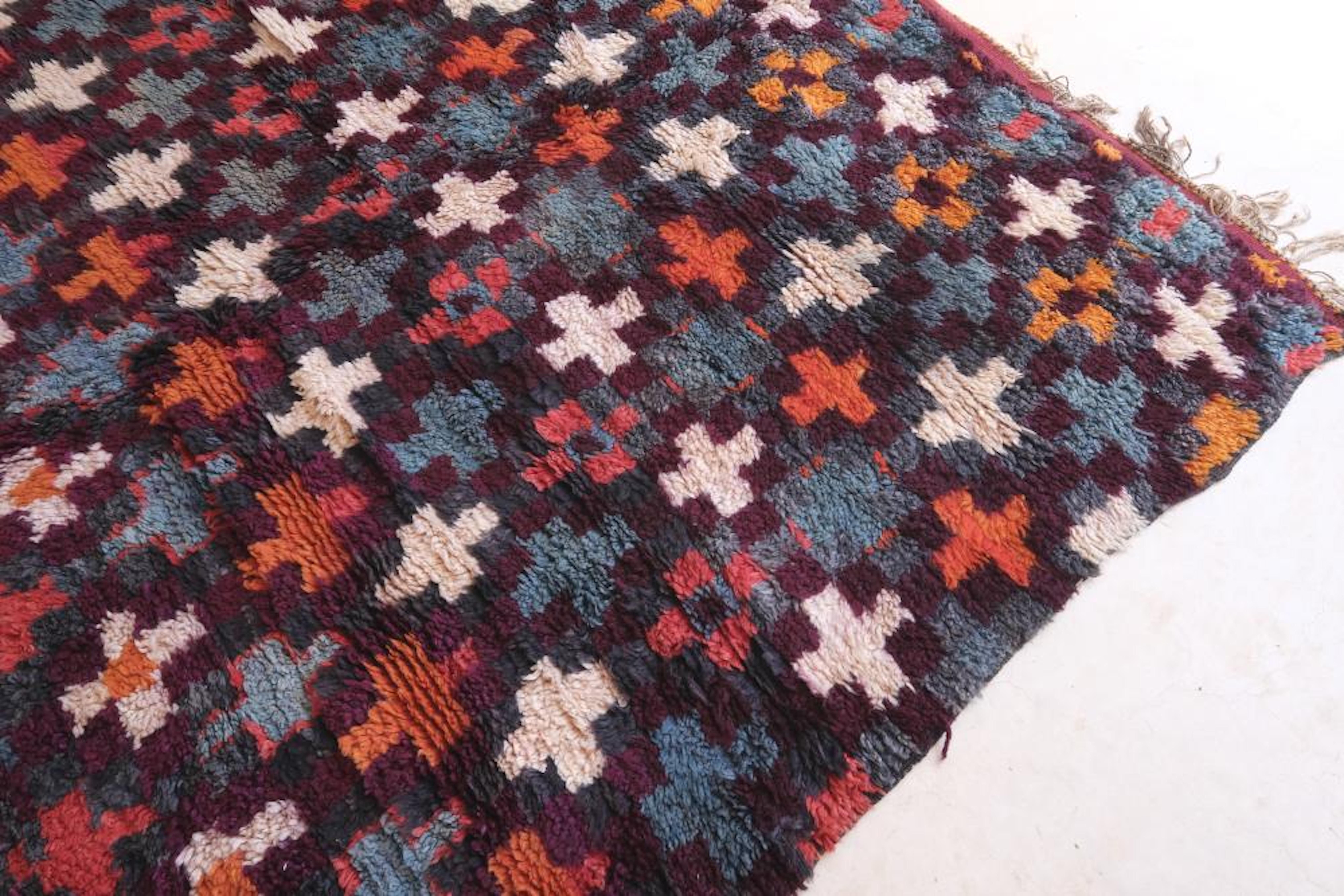 Bunter marokkanischer Beni M'Guild-Teppich-Läufer im Vintage-Stil mit kariertem Kreuzmuster im Angebot 1
