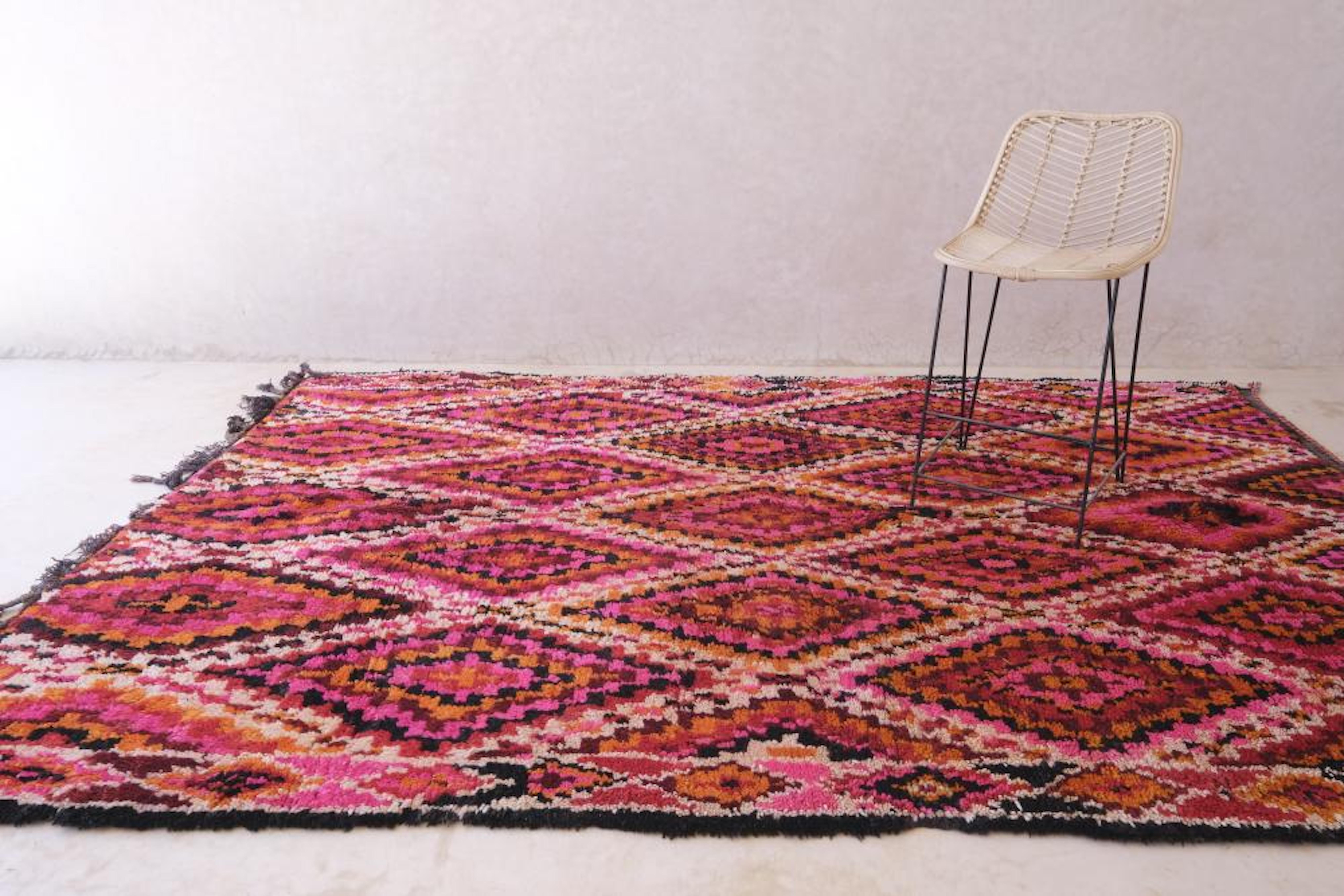 Ein ganz besonderer marokkanischer Vintage-Teppich vom Stamm der Beni M'Guild, der als Sammlerstück gilt. Dieser reiche, farbenfrohe Teppich oder Läufer weist ein komplexes kariertes Rauten- und Kreuzmuster auf - Symbole, die häufig in Berberstücken