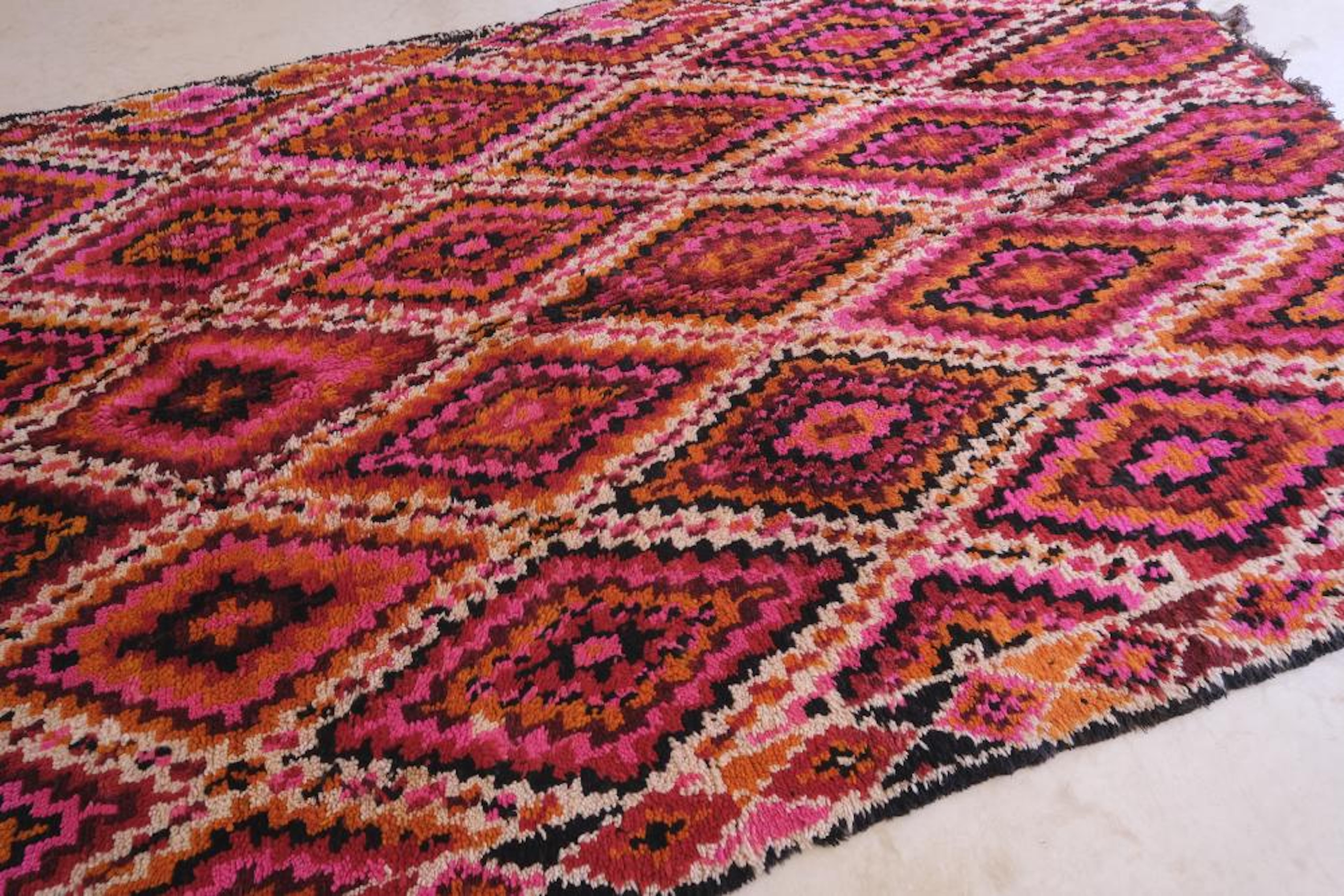 Bunter marokkanischer Vintage Beni M'Guild Teppich mit kariertem Rautenmuster (Böhmisch) im Angebot