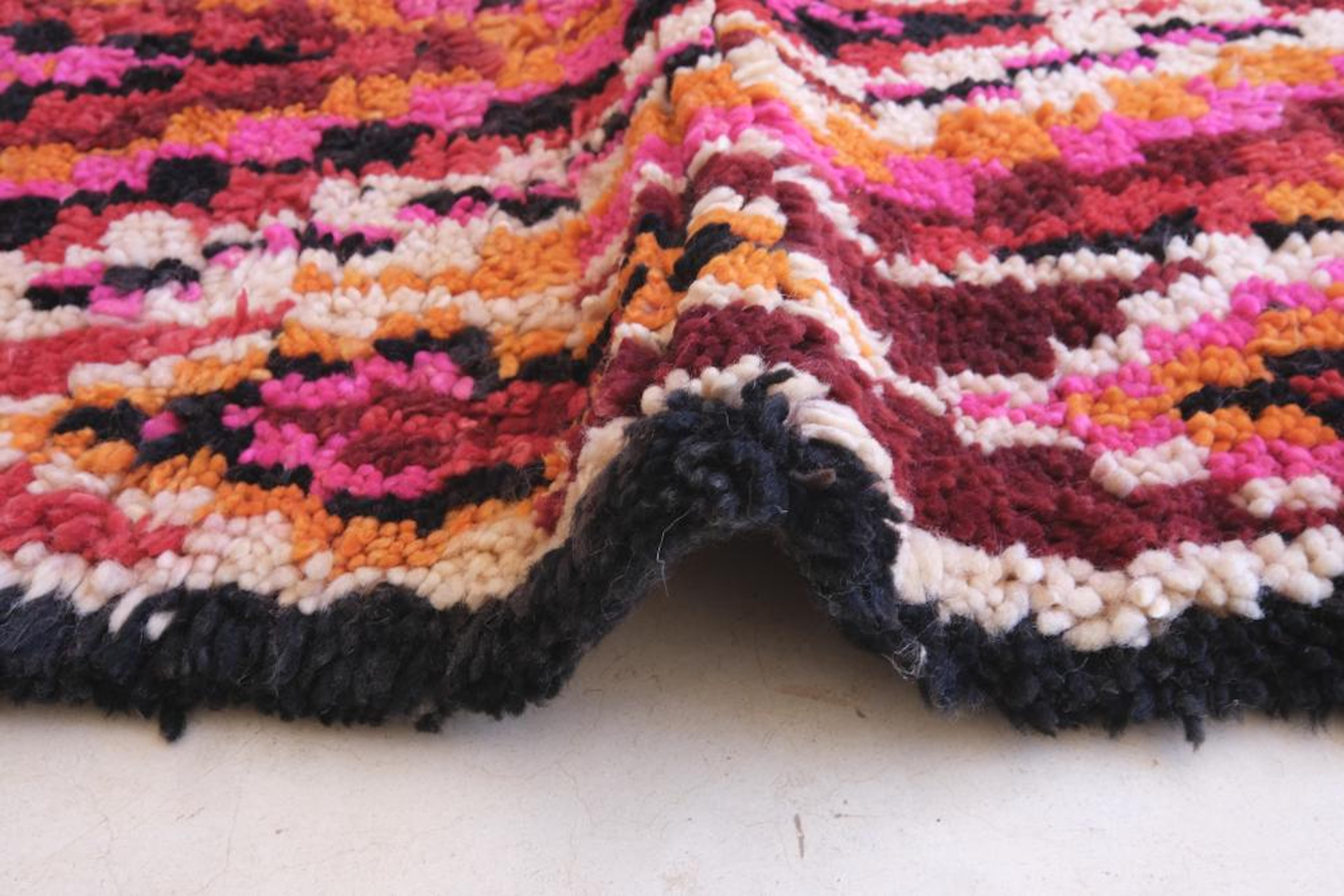Bunter marokkanischer Vintage Beni M'Guild Teppich mit kariertem Rautenmuster (Marokkanisch) im Angebot