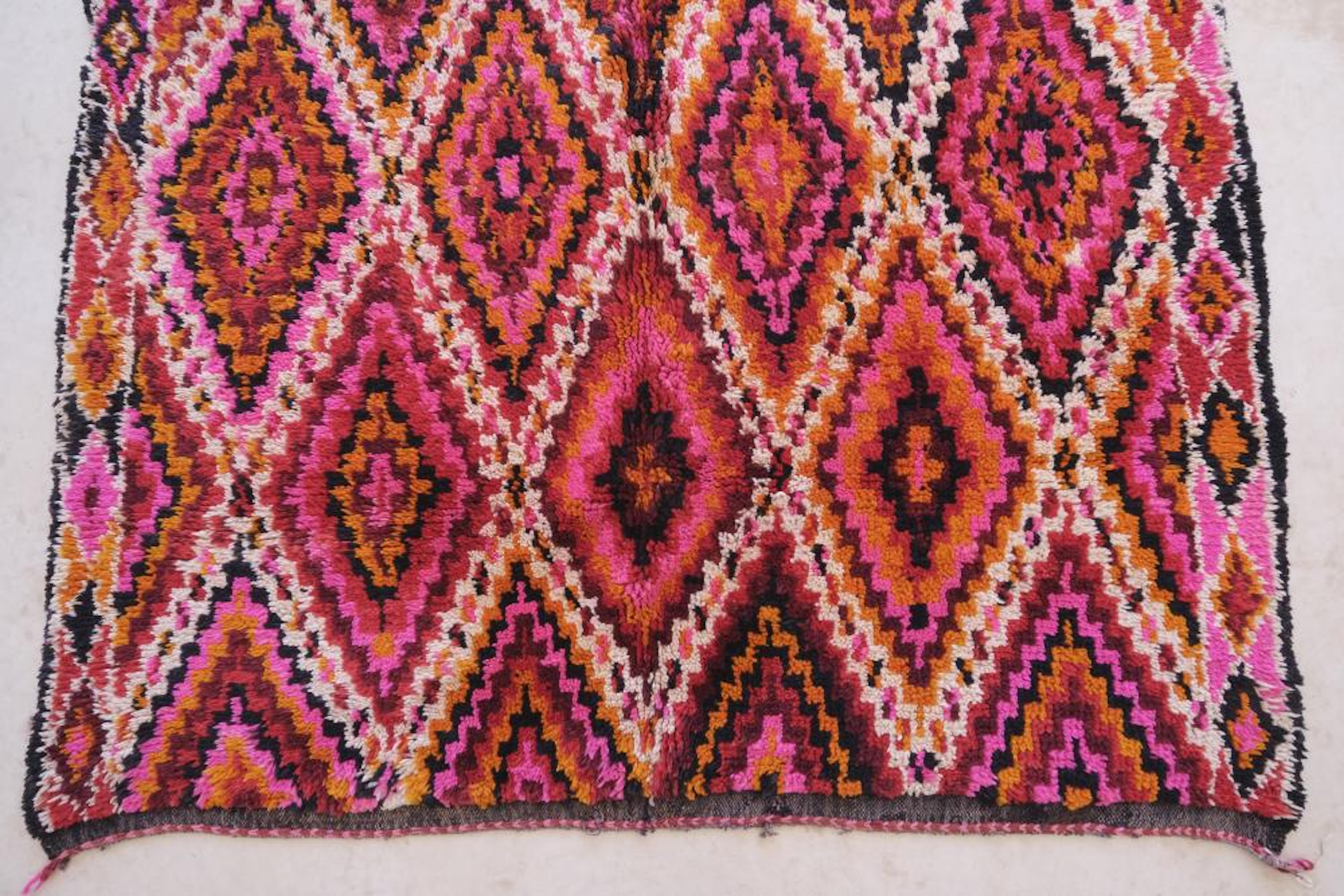 Bunter marokkanischer Vintage Beni M'Guild Teppich mit kariertem Rautenmuster im Zustand „Gut“ im Angebot in Los Angeles, CA