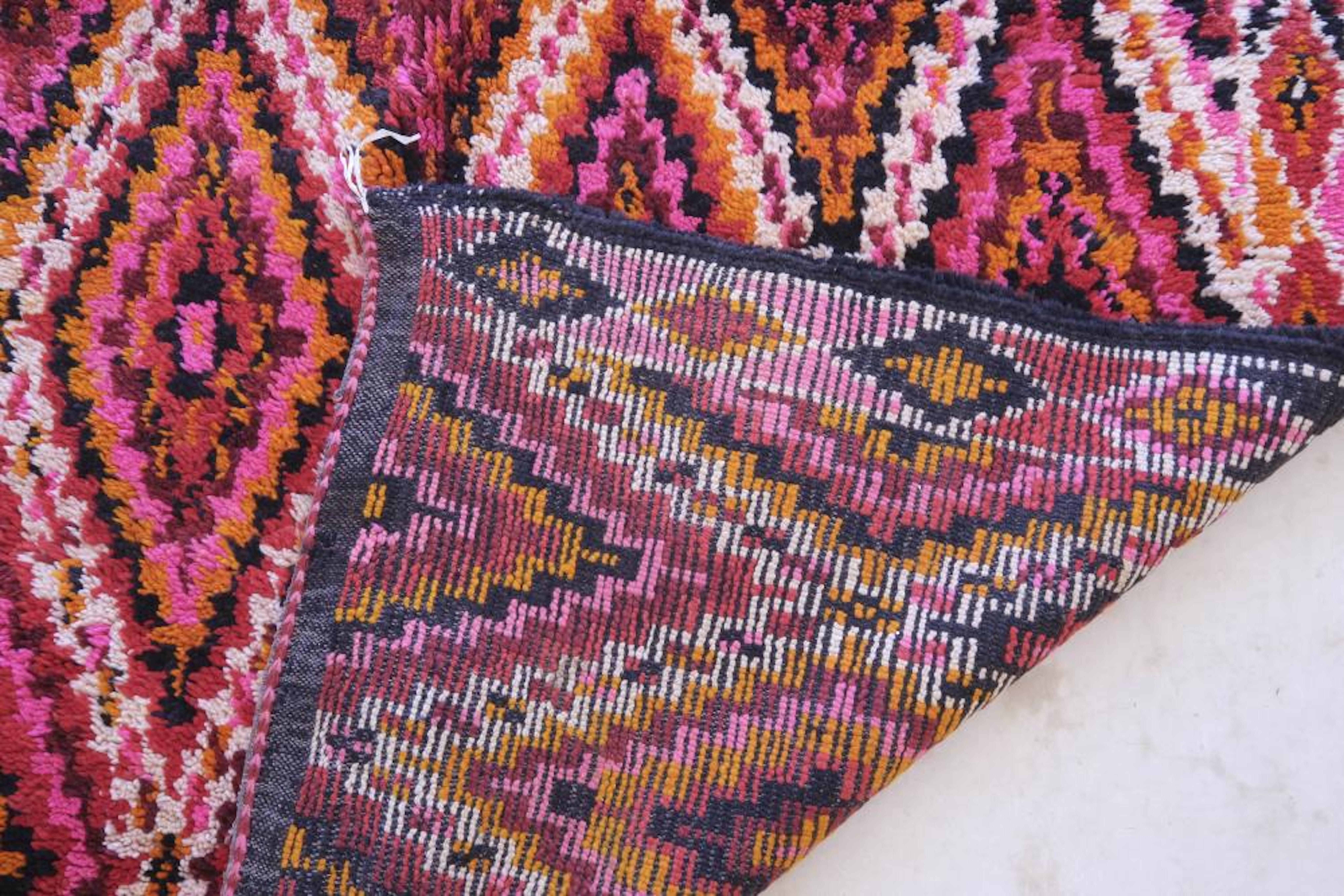 Bunter marokkanischer Vintage Beni M'Guild Teppich mit kariertem Rautenmuster (Wolle) im Angebot