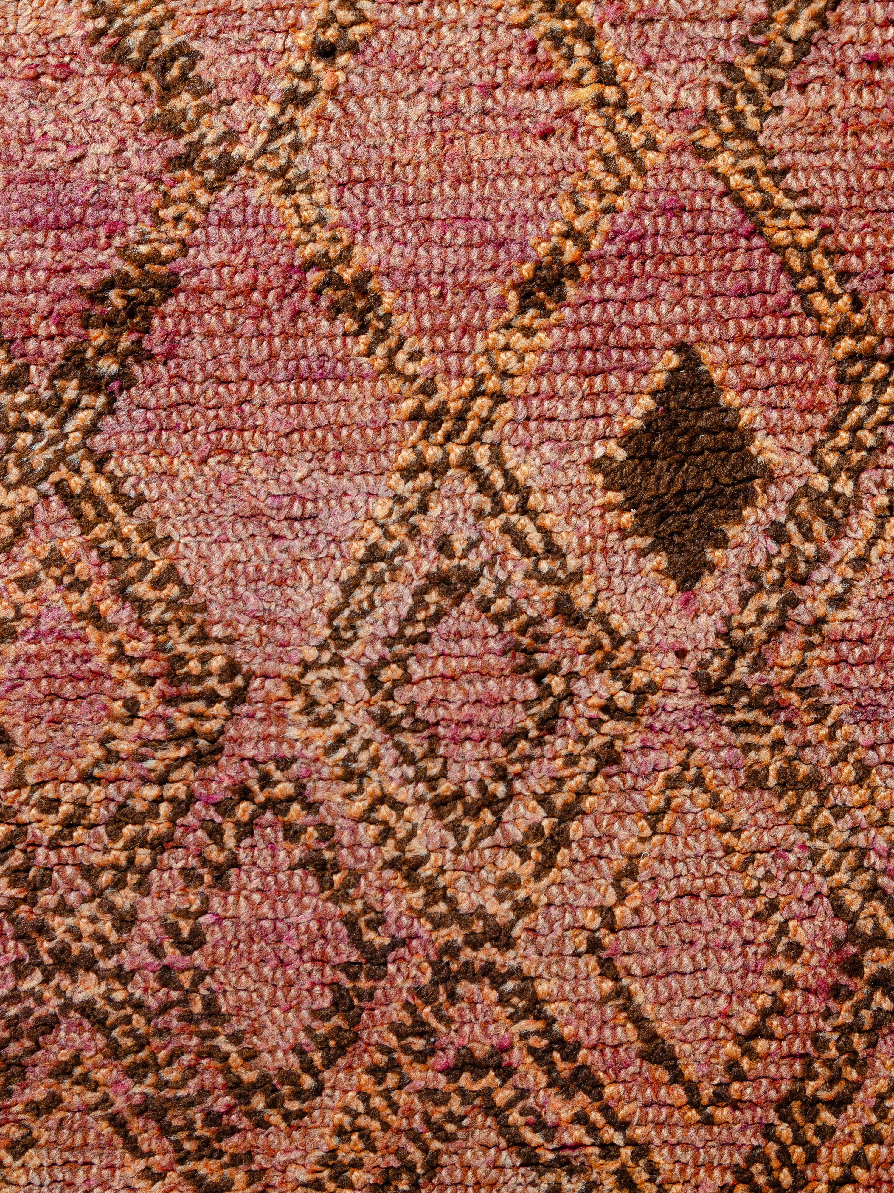 Ce Beni M'Rirt marocain vintage présente une représentation graphique de losanges berbères communs, avec des motifs de chaînes qui remplissent et relient les formes. Des formes carrées masculines sont disséminées un peu partout. Tissé en velours ras