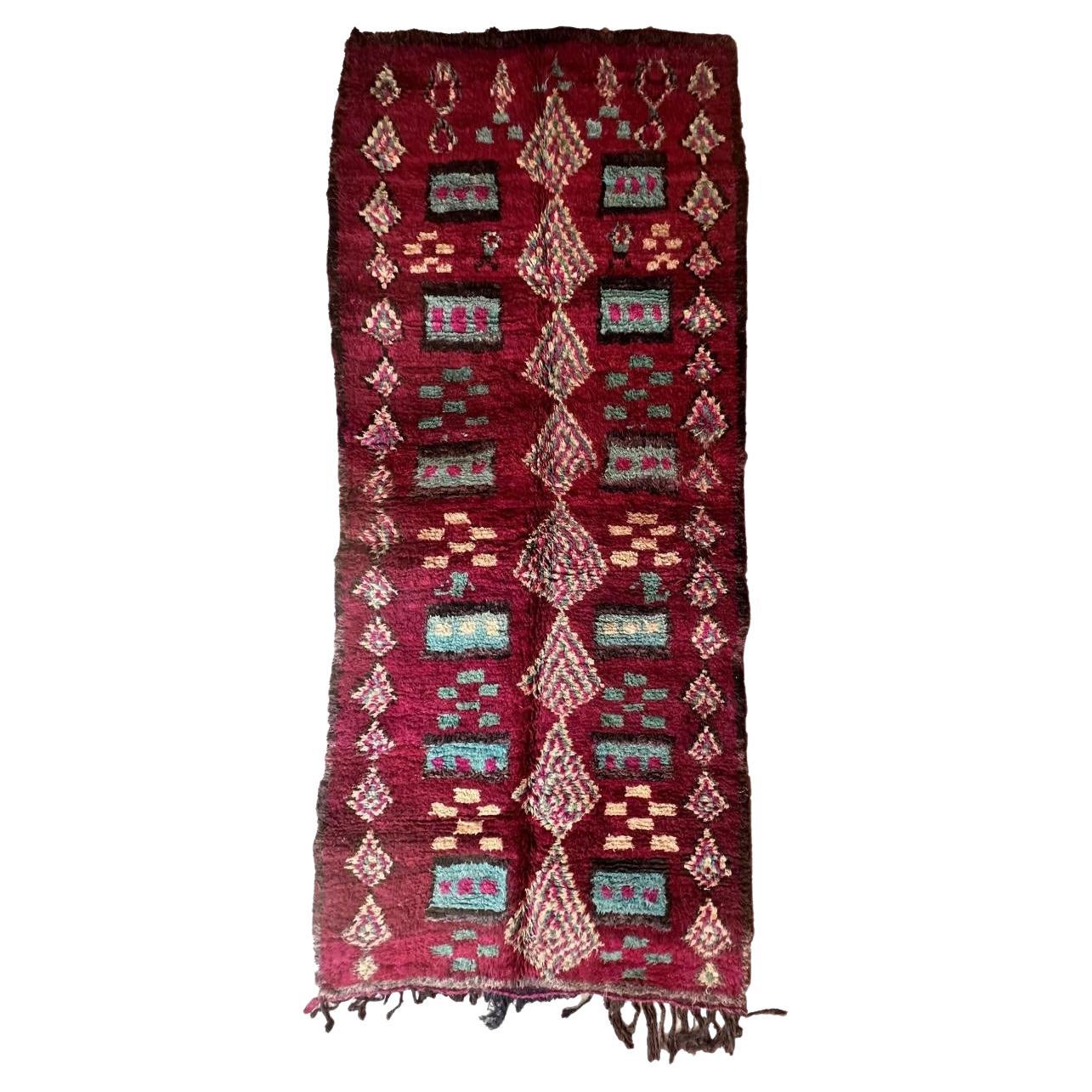 Tappeto runner colorato vintage marocchino Boujaad rosso bacca
