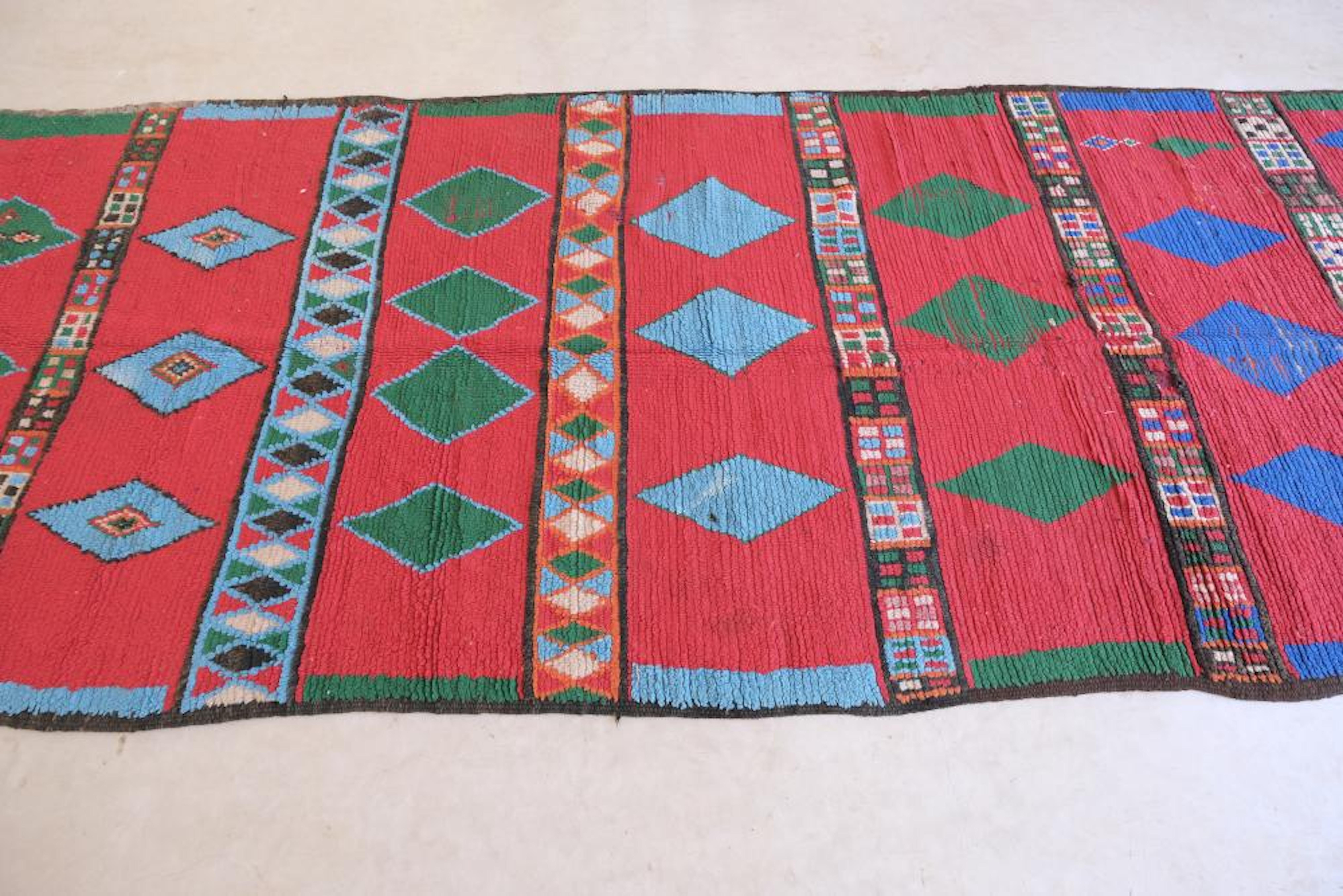 Bunte Vintage Marokkanische Boujaad Teppich Läufer (Böhmisch) im Angebot
