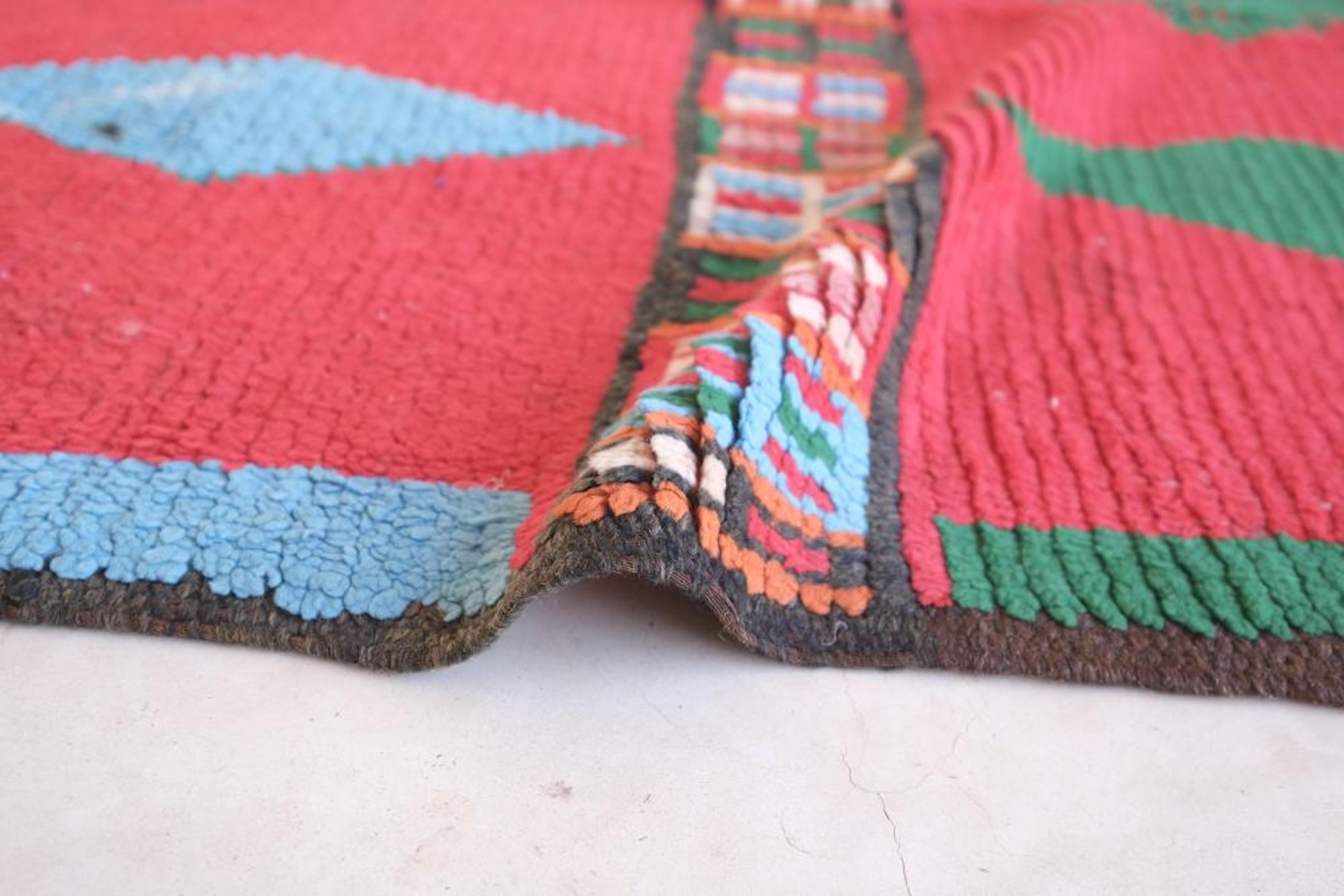 Bunte Vintage Marokkanische Boujaad Teppich Läufer im Zustand „Gut“ im Angebot in Los Angeles, CA