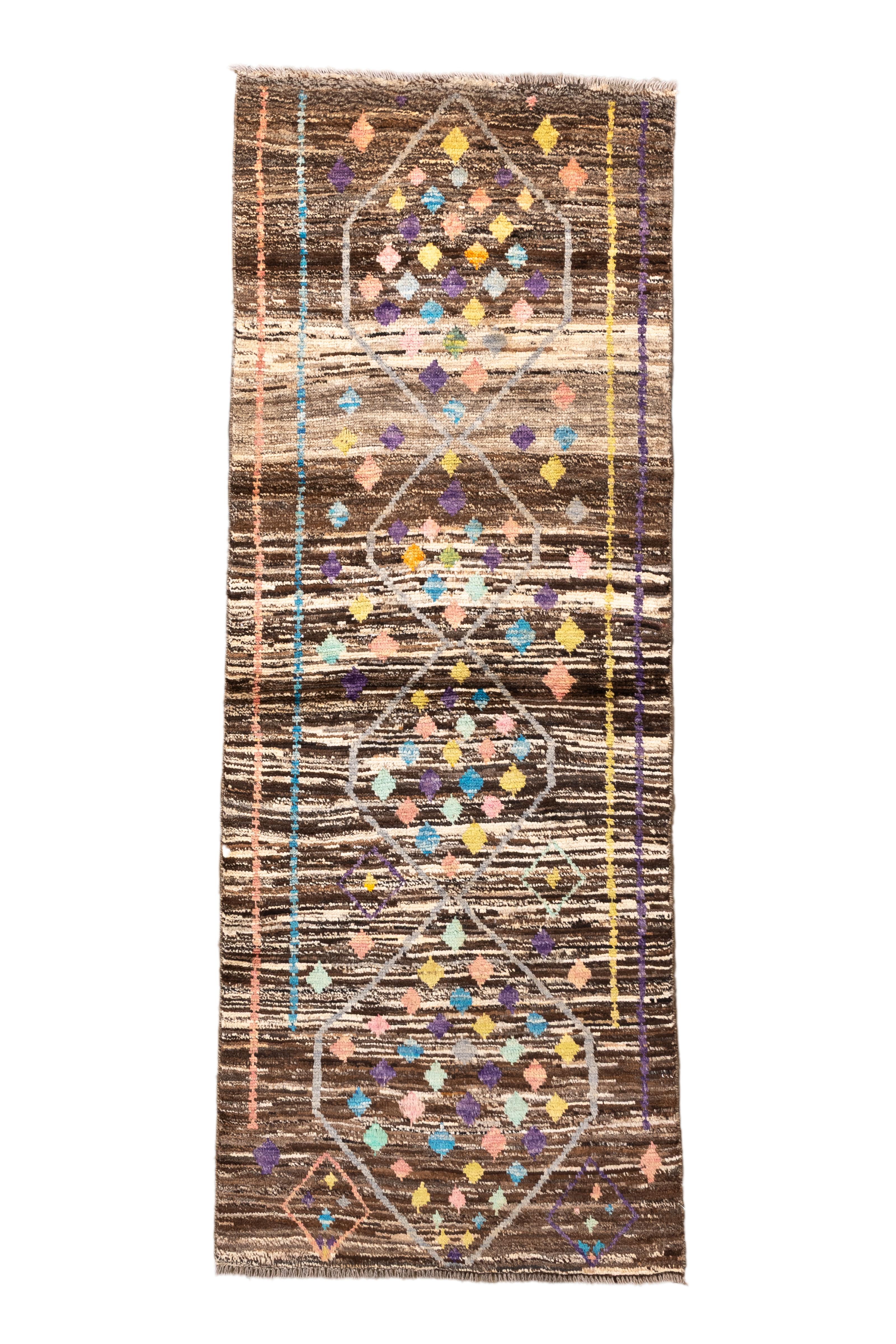  Ein verspielter und reich strukturierter marokkanischer Läufer im Vintage-Stil mit schokoladenbraunem Grund, der von leuchtenden Farbakzenten - Türkis, Fuchsia, Orange, Zitronengelb und Lavendel - unterbrochen wird, die in Rautenmotiven und