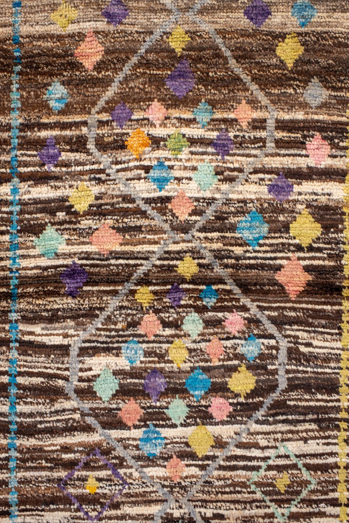 Bunter marokkanischer Vintage-Läufer in Braun mit Stammes-Diamant-Muster (Handgeknüpft) im Angebot