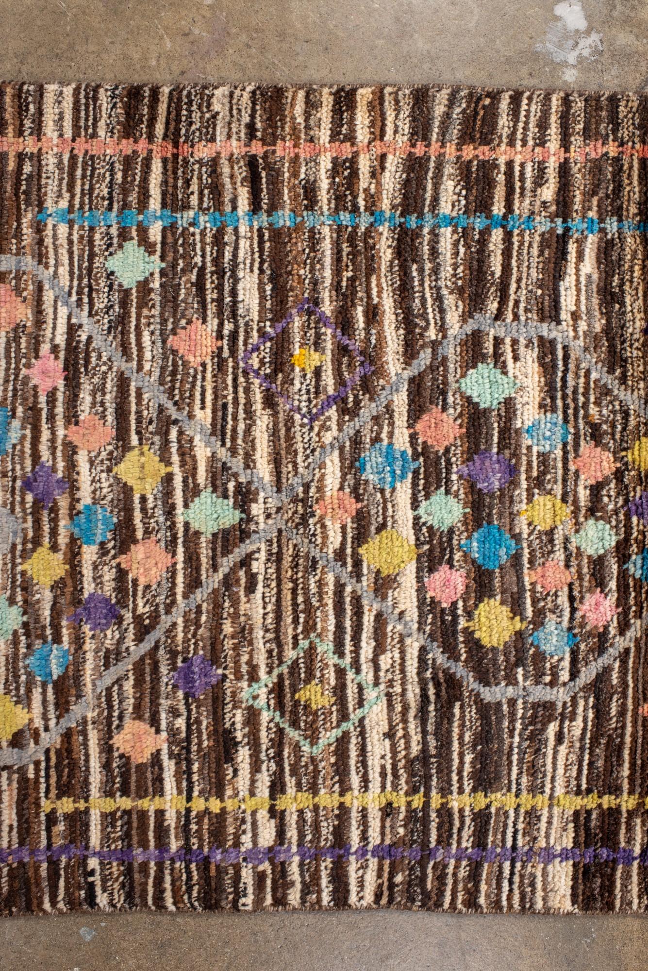 Bunter marokkanischer Vintage-Läufer in Braun mit Stammes-Diamant-Muster (20. Jahrhundert) im Angebot