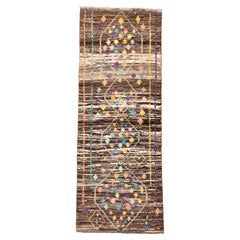 Runner marocchino vintage colorato in marrone con motivo tribale a rombi
