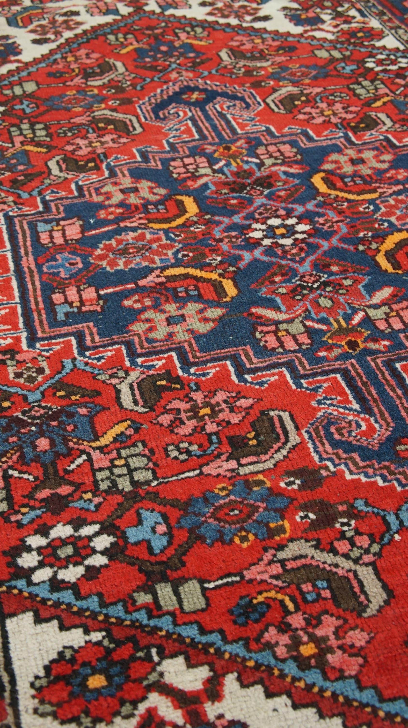 Se ofrece esta colorida alfombra oriental vintage anudada a mano con bonitos dibujos de 201x139cm.

Deja que tu hogar brille con esta preciosa alfombra. Tiene hermosos colores y bonitos detalles. Este tipo de alfombras no sólo son un elemento
