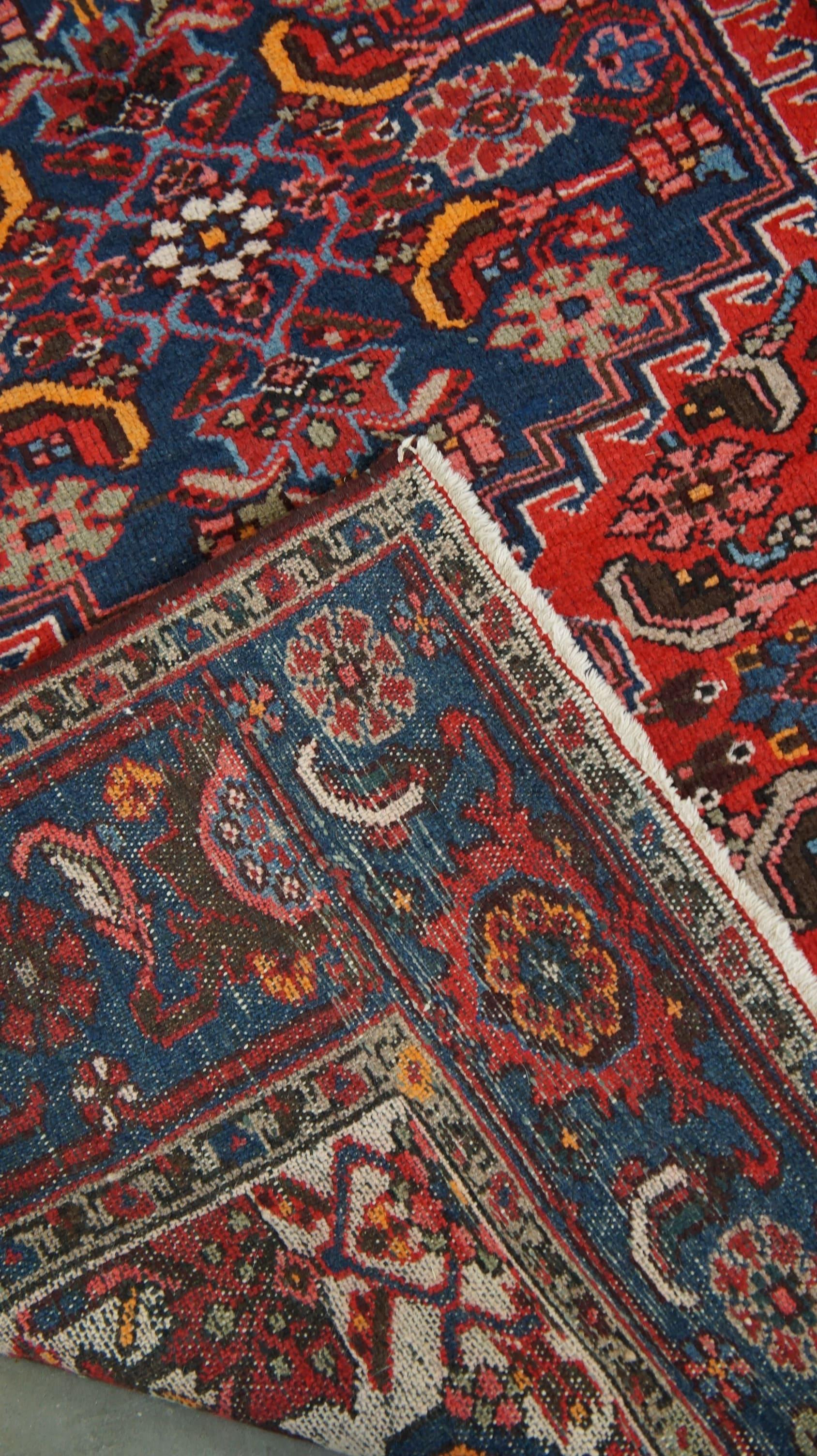 Colorida alfombra oriental vintage anudada a mano con bonitos dibujos 201x139cm en venta 1