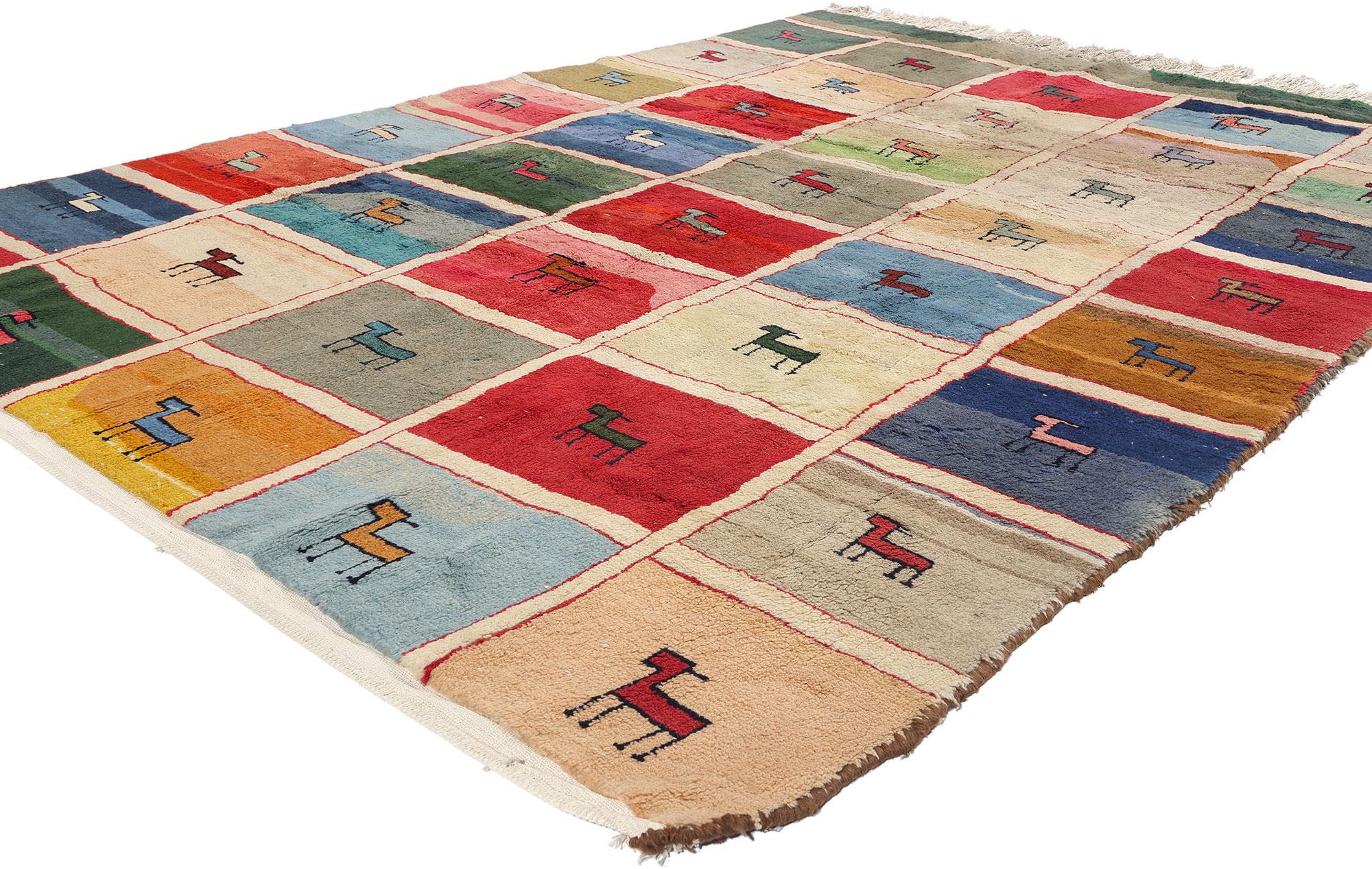 78847 Vintage Persian Gabbeh Rug, 06'11 x 09'02. Die persischen Gabbeh-Teppiche, die von den Stämmen der Gaschgai und Luri im Südwesten des Iran hergestellt werden, sind traditionelle handgewebte Teppiche, die für ihren dicken, plüschigen Flor, ihre