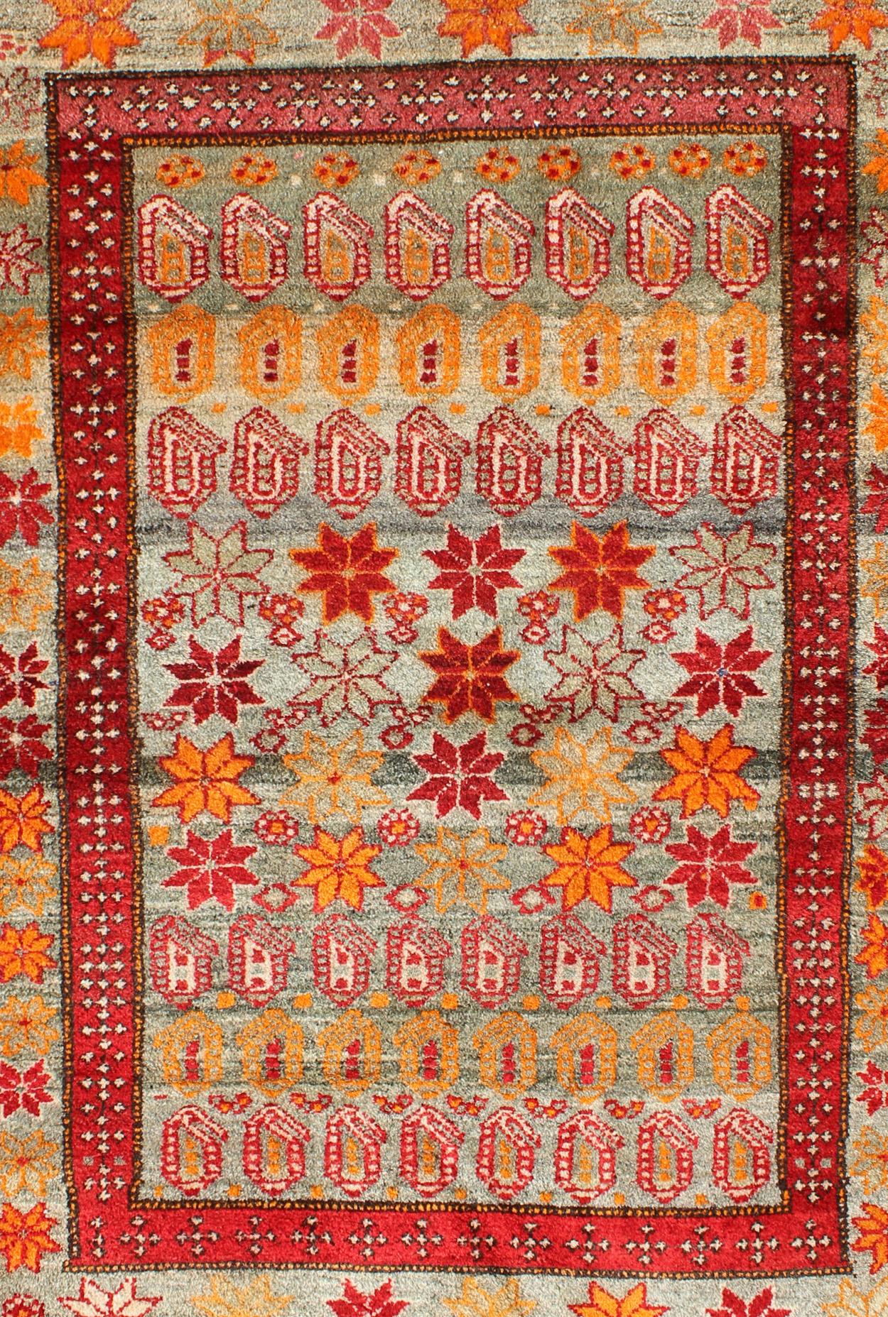 Bunter persischer Hamedan-Teppich im Vintage-Stil mit All-Over-Motiv-Design (Stammeskunst) im Angebot
