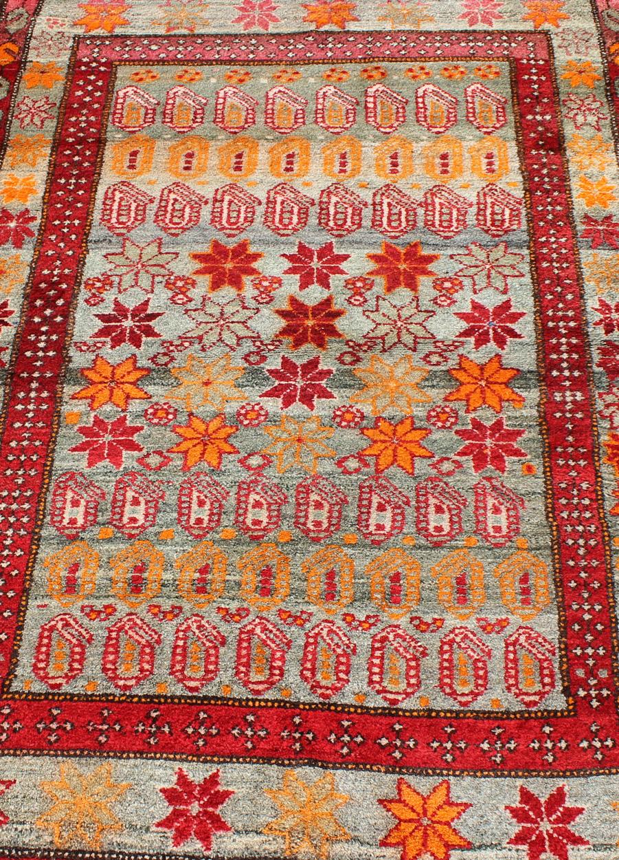 Bunter persischer Hamedan-Teppich im Vintage-Stil mit All-Over-Motiv-Design im Zustand „Hervorragend“ im Angebot in Atlanta, GA