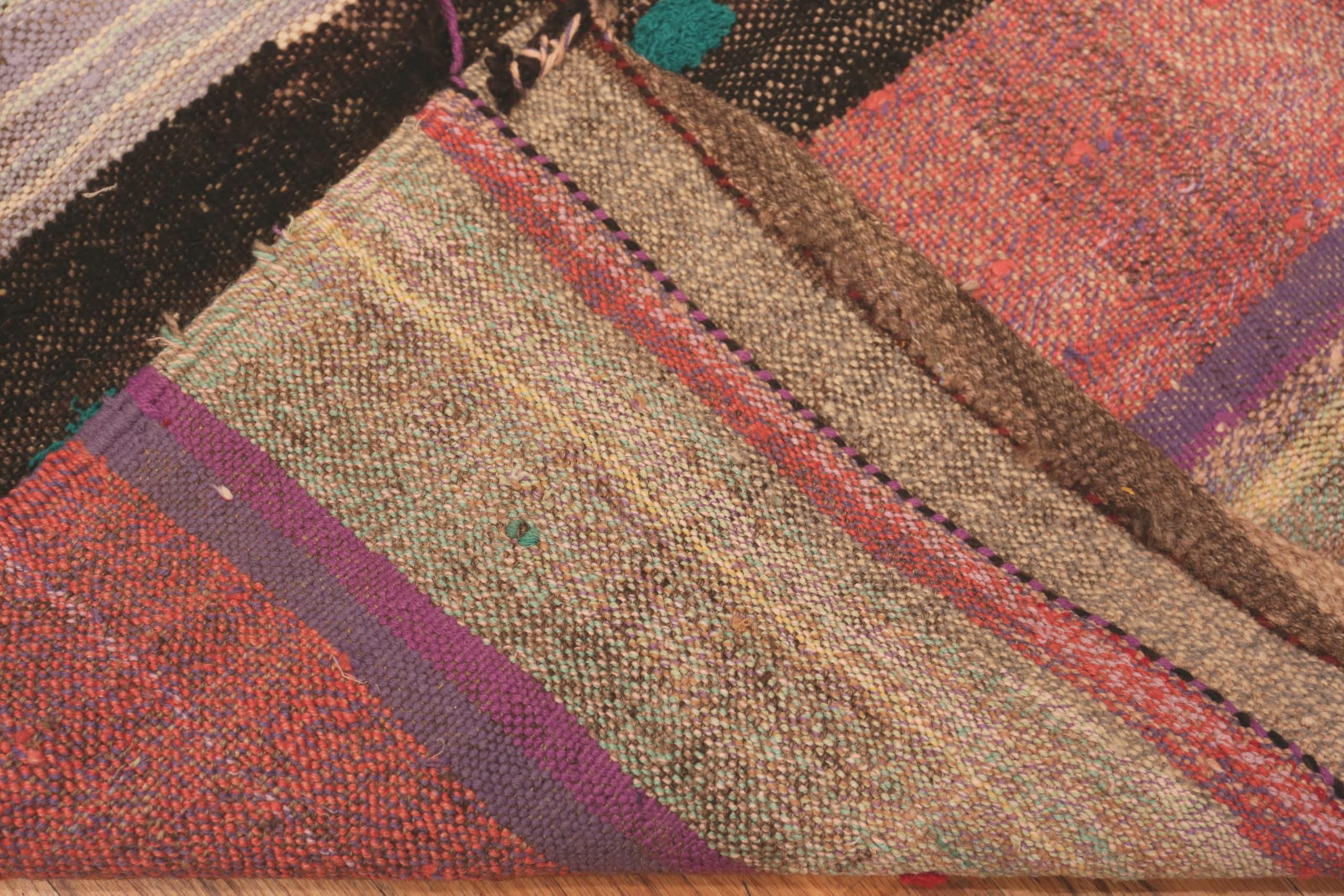 Schöner kleiner persischer Vintage-Kilim-Teppich. Herkunftsland: Vintage Persisch / CIRCA Datum: Mitte 20. Jahrhundert