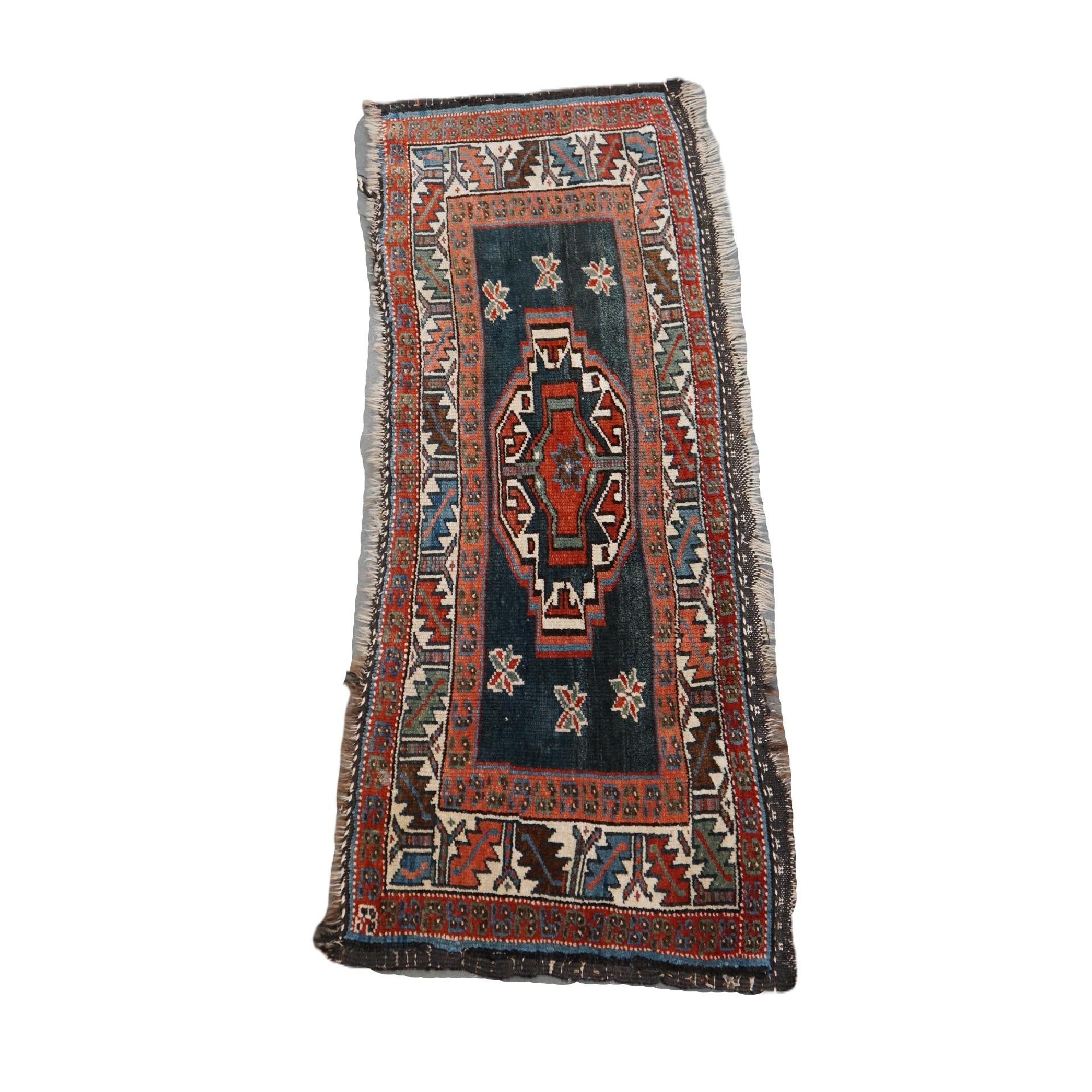Angeboten wird dieser schöne bunte Vintage-Teppich / Läufer Orientalischen Stil 102x38cm.

Lassen Sie Ihr Zuhause mit diesem schönen Teppich erstrahlen. Es hat schöne Farben und schöne Details. Diese Art von Teppichen ist nicht nur im Wohnzimmer