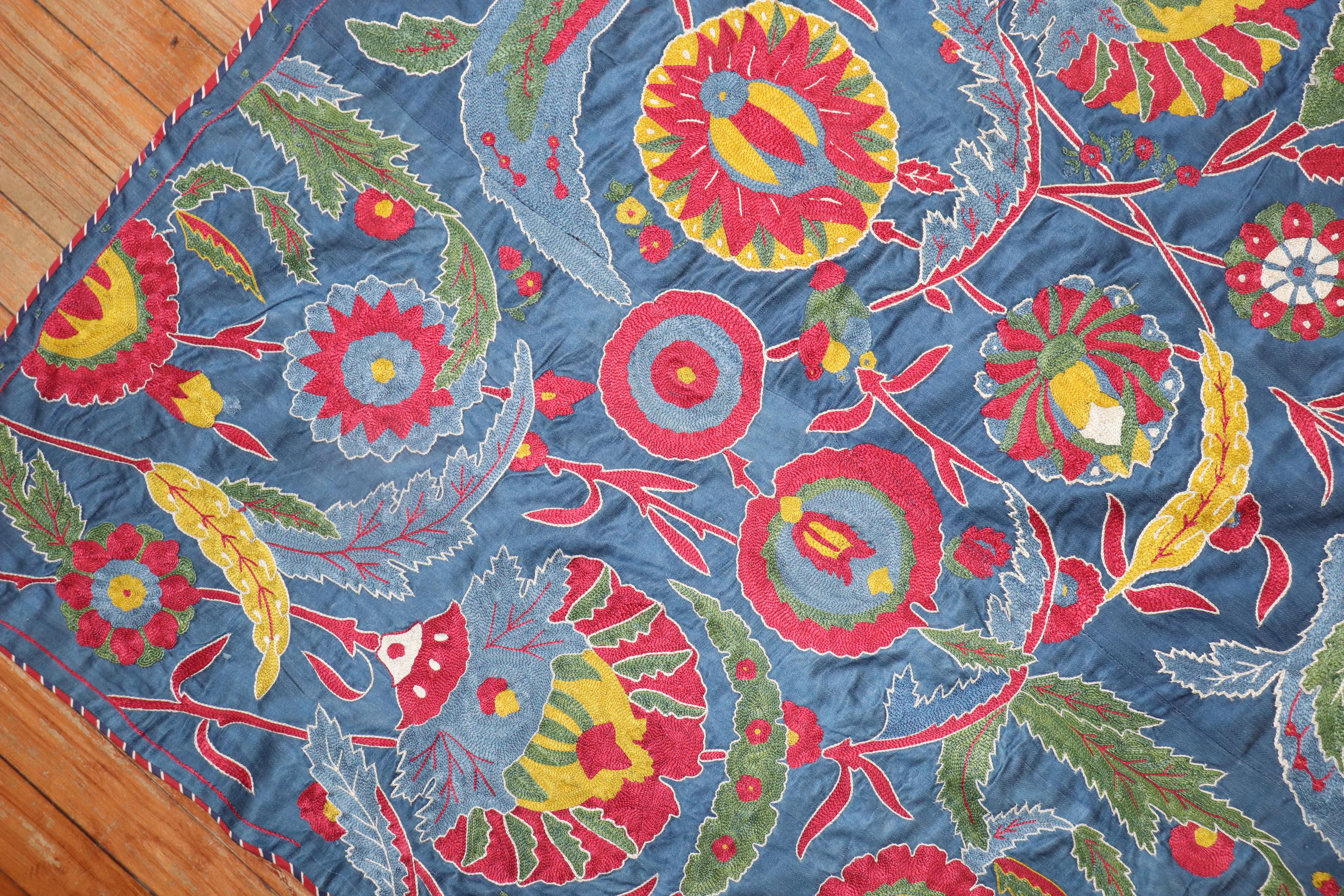 Textile Suzani brodé à la main, réalisé dans le dernier quart du 20e siècle. Les couleurs éclatantes exécutées par le tisserand lui confèrent un aspect ancien et une touche vintage. 


Mesures : 4'7