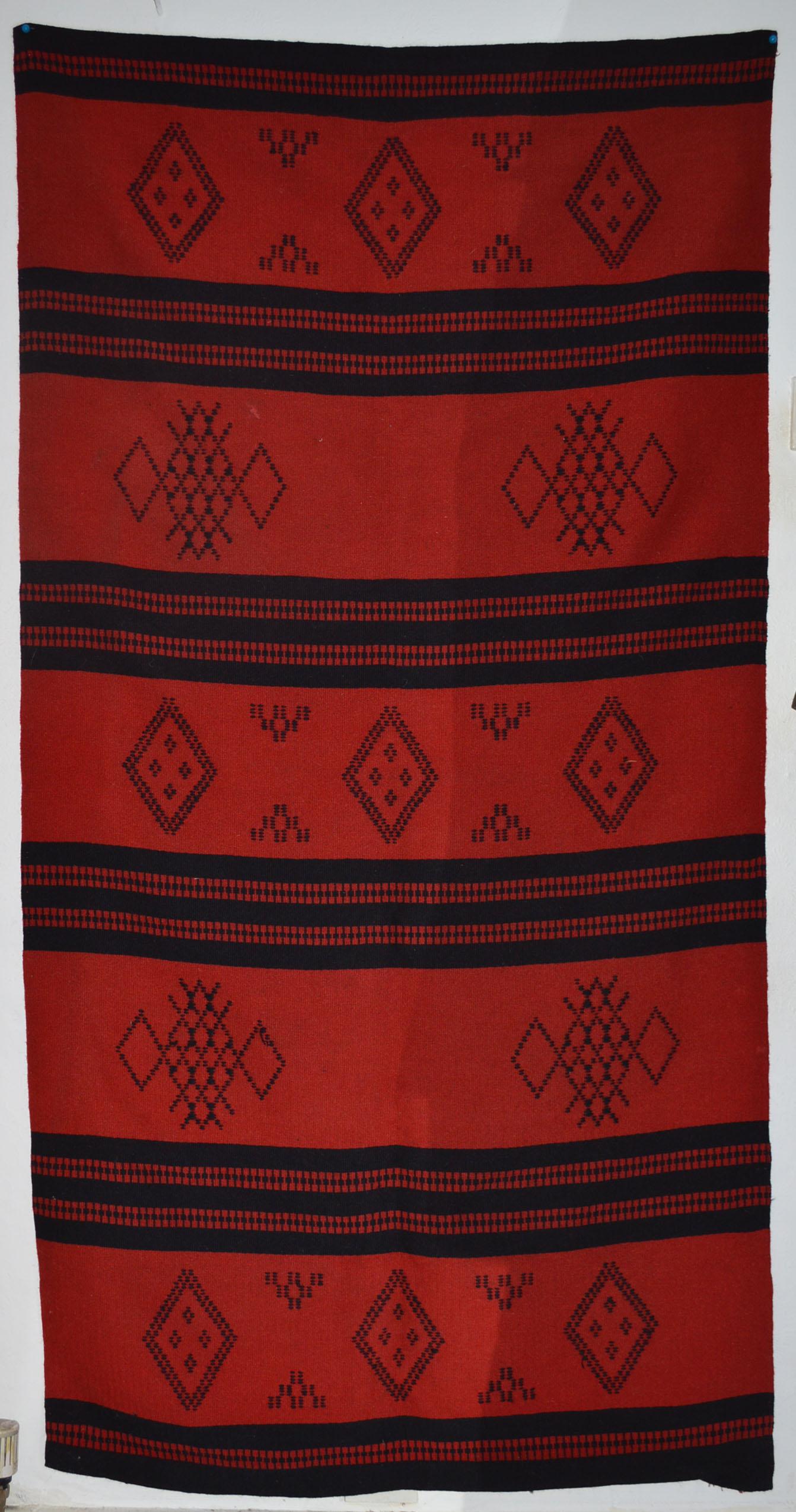 Tapis mural en laine vintage au design moderniste suédois 
Tapis de laine finement tissé rappelant quelque peu une couverture des chefs Navajo d'Amérique du Nord.
168 x 86 cm environ
Période 1960
État : bon.
