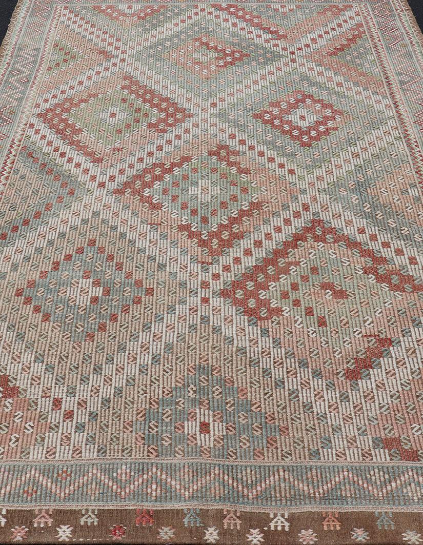 Buntes türkisches Vintage-Flachgewebe im Rautendesign mit Stickerei. Keivan Woven Arts / Teppich / EN-179894 Herkunftsland / Art: Türkei / Kelim, um 1950
Maße: 7'0 x 10'5 
Dieser einzigartige türkische Kelim aus der Mitte des letzten Jahrhunderts,