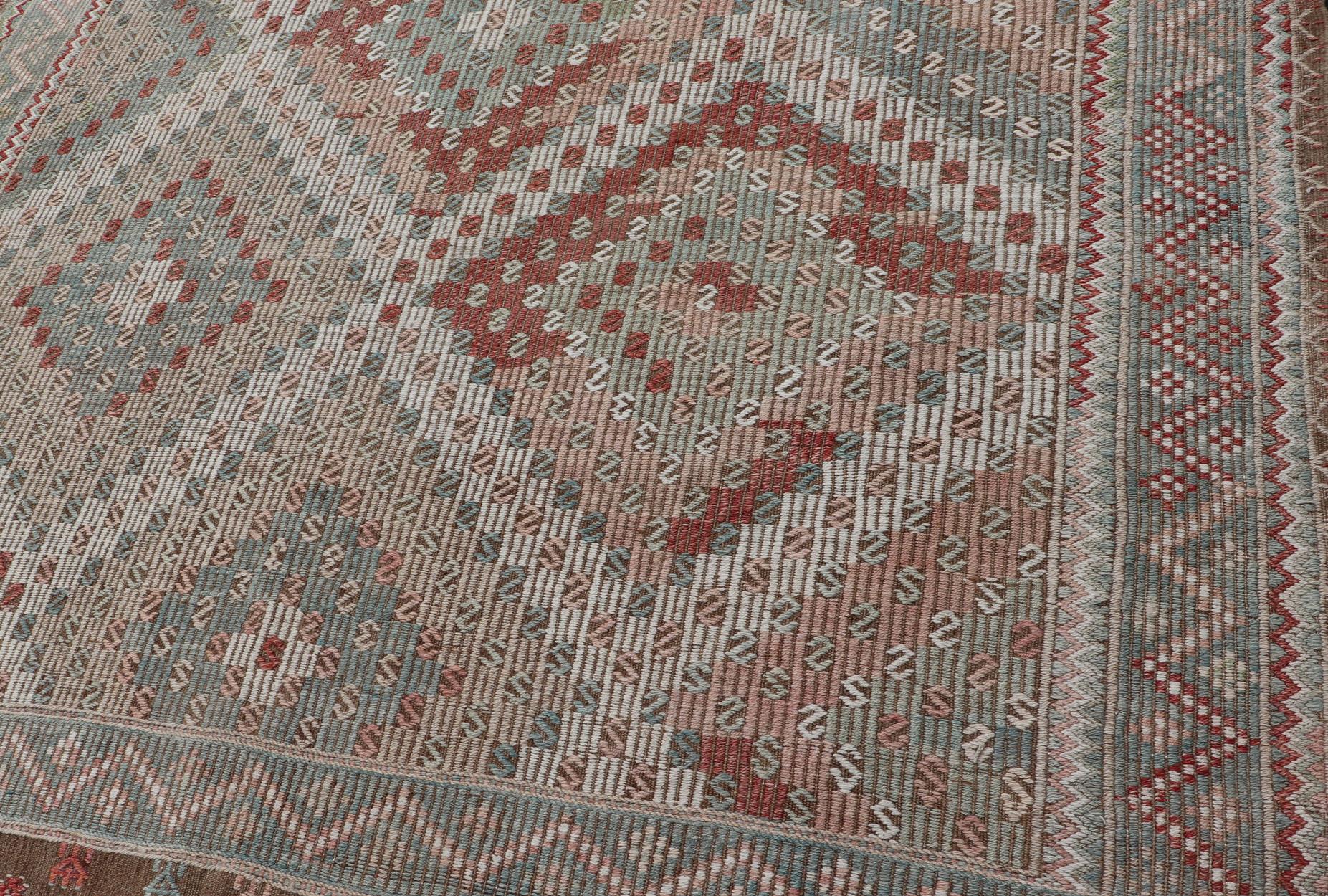 Buntes türkisches besticktes Flachgewebe in Diamant-Design, Vintage (20. Jahrhundert) im Angebot