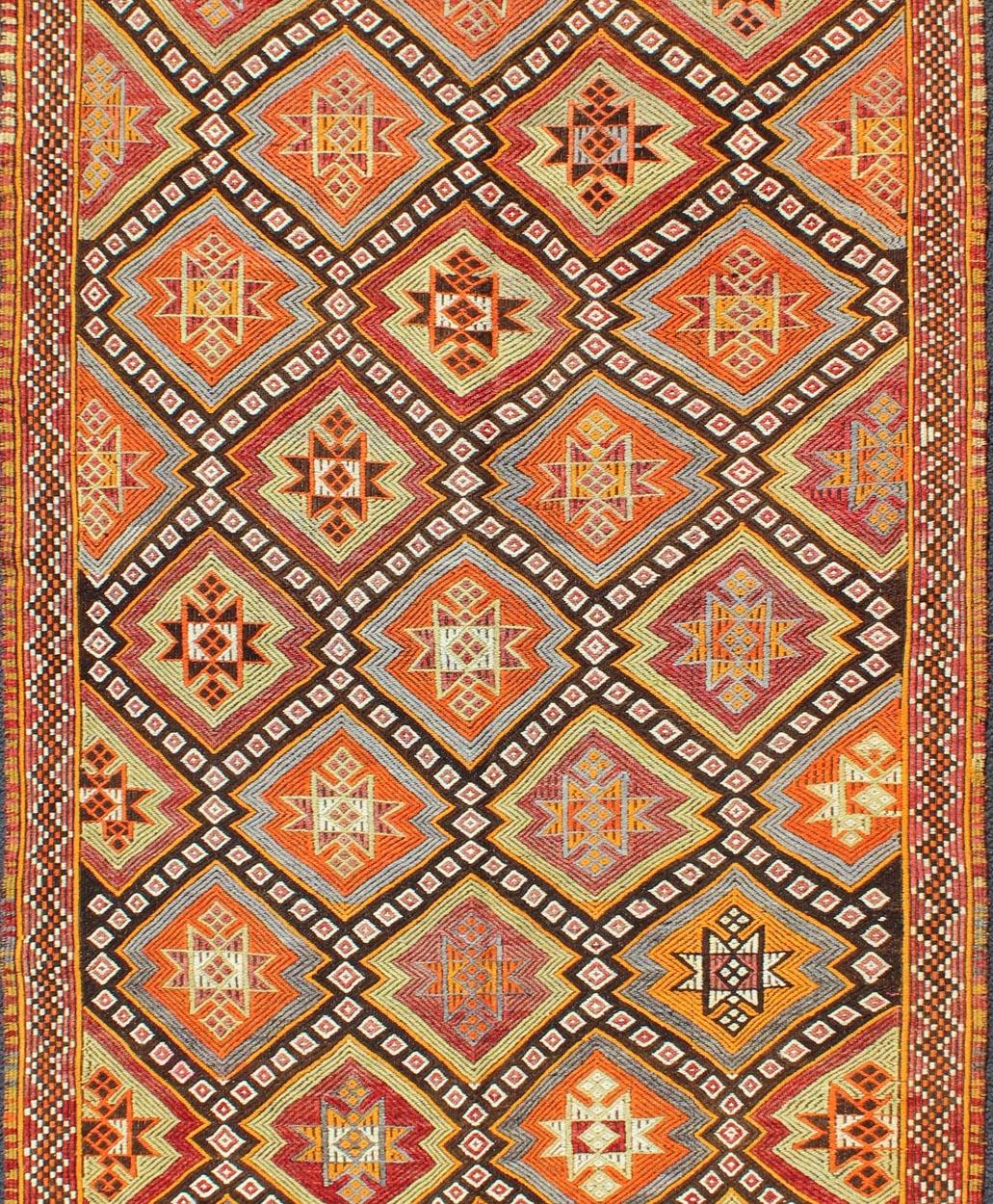 Turc Tapis Kilim turc vintage coloré brodé à plat, pour les intérieurs modernes en vente