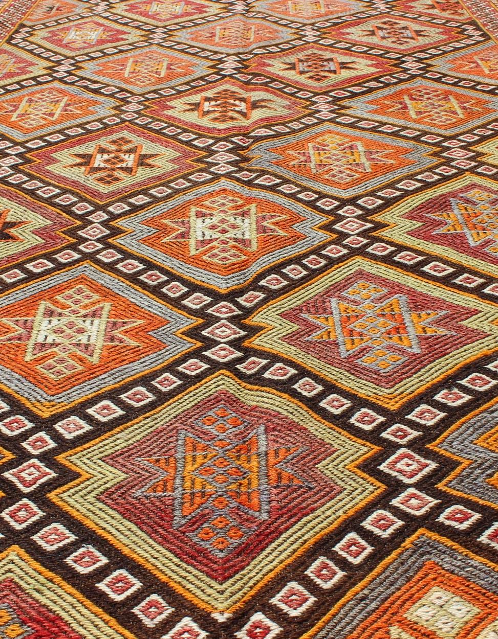 Tapis Kilim turc vintage coloré brodé à plat, pour les intérieurs modernes Excellent état - En vente à Atlanta, GA