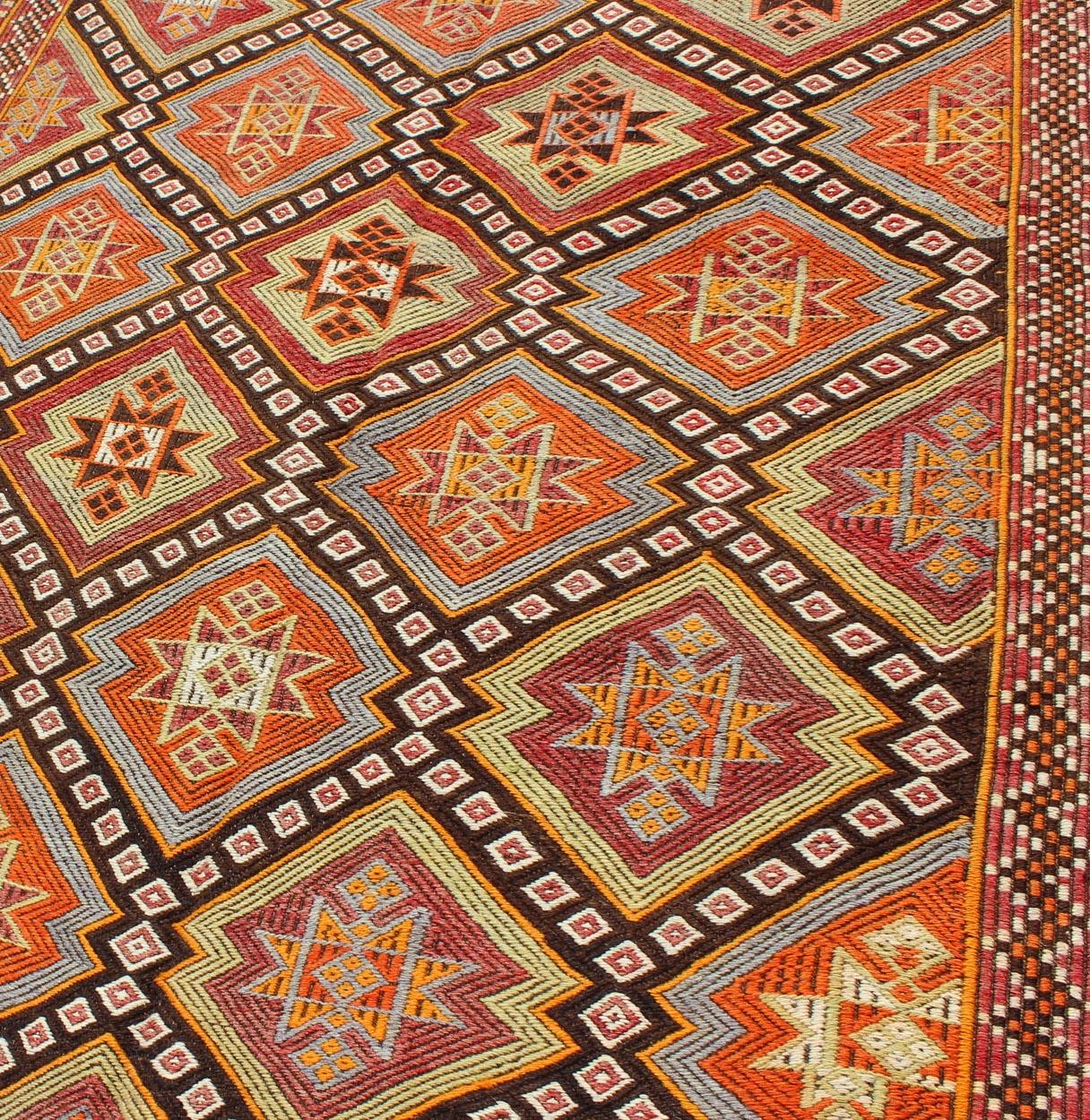 20ième siècle Tapis Kilim turc vintage coloré brodé à plat, pour les intérieurs modernes en vente