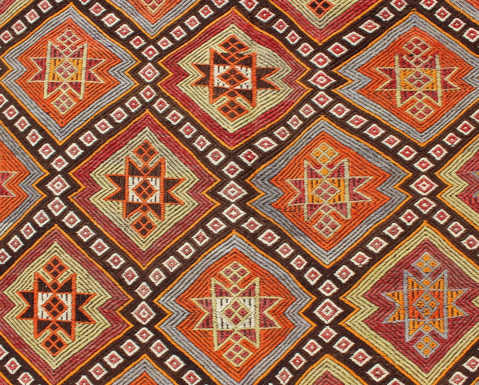 Laine Tapis Kilim turc vintage coloré brodé à plat, pour les intérieurs modernes en vente