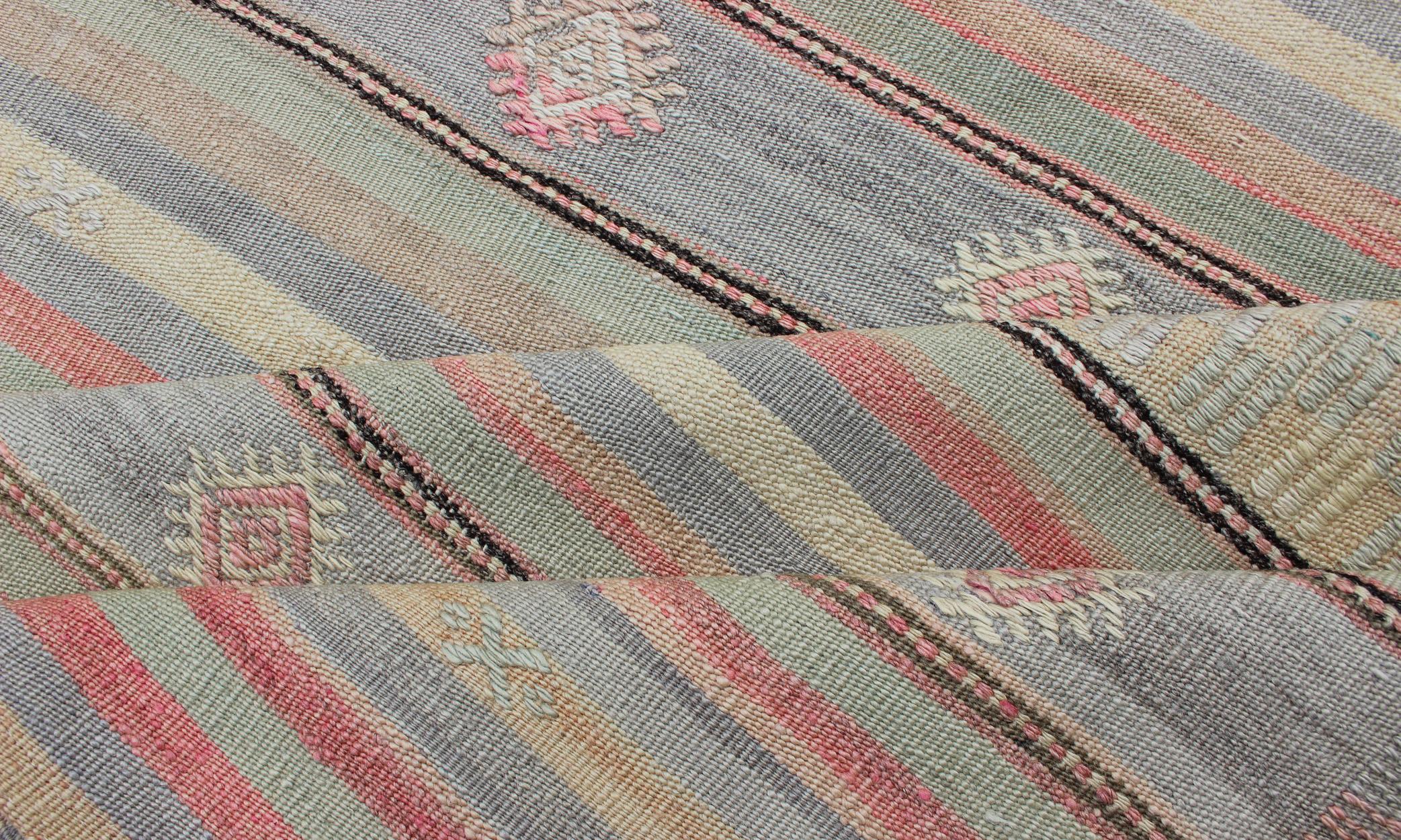 Bunt bestickter türkischer Flachgewebe-Teppich im Vintage-Stil mit gestreiftem geometrischem Design im Angebot 2