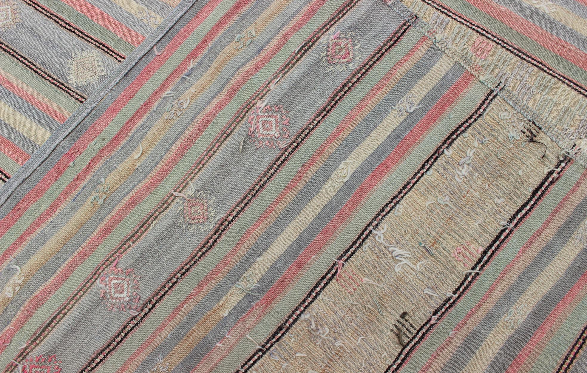 Tapis turc vintage coloré brodé à tissage plat avec motif géométrique rayé en vente 3