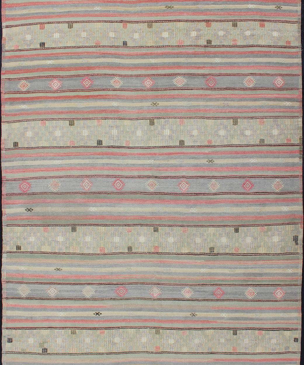 Kilim Tapis turc vintage coloré brodé à tissage plat avec motif géométrique rayé en vente