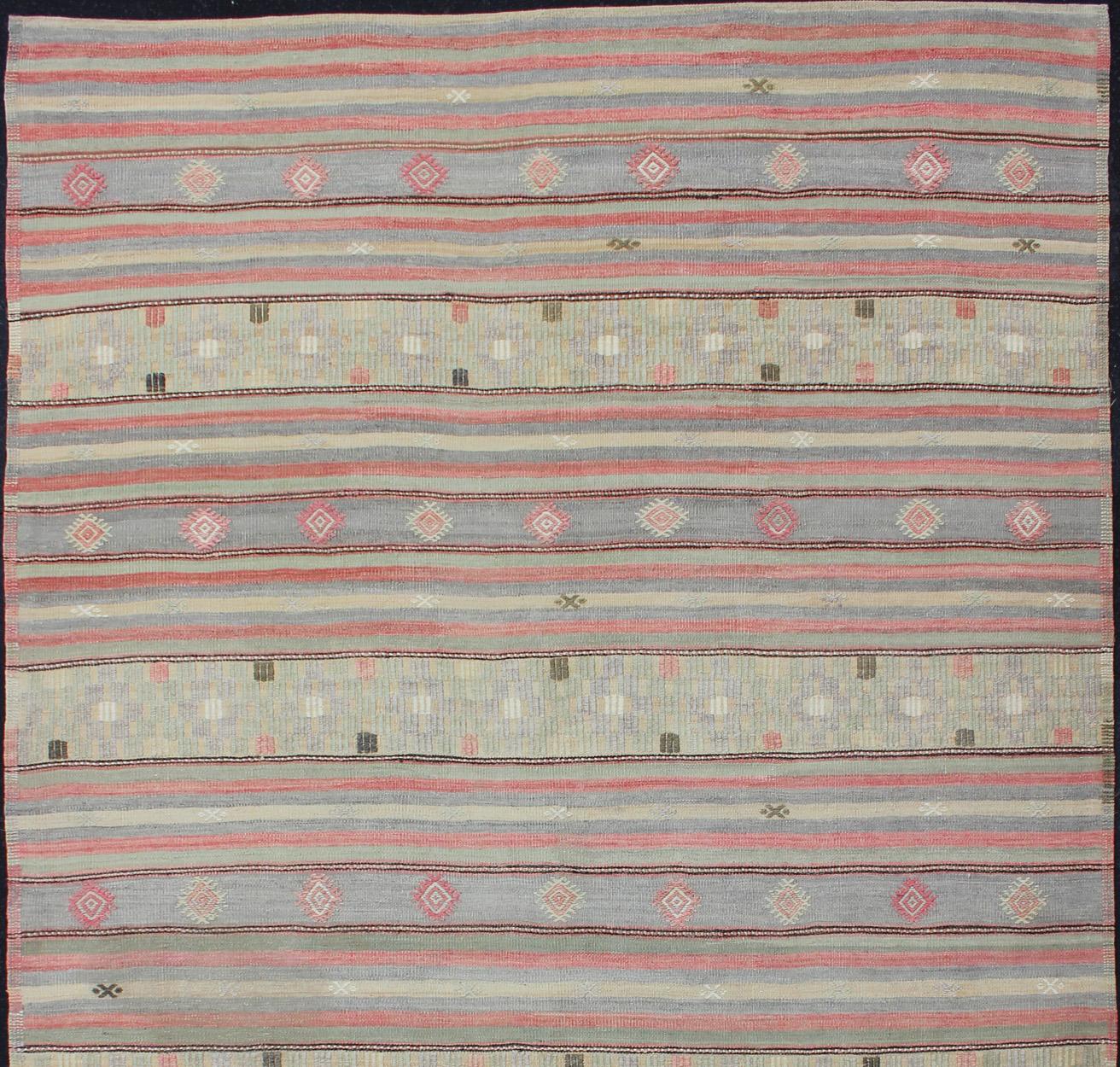 Bunt bestickter türkischer Flachgewebe-Teppich im Vintage-Stil mit gestreiftem geometrischem Design (Türkisch) im Angebot