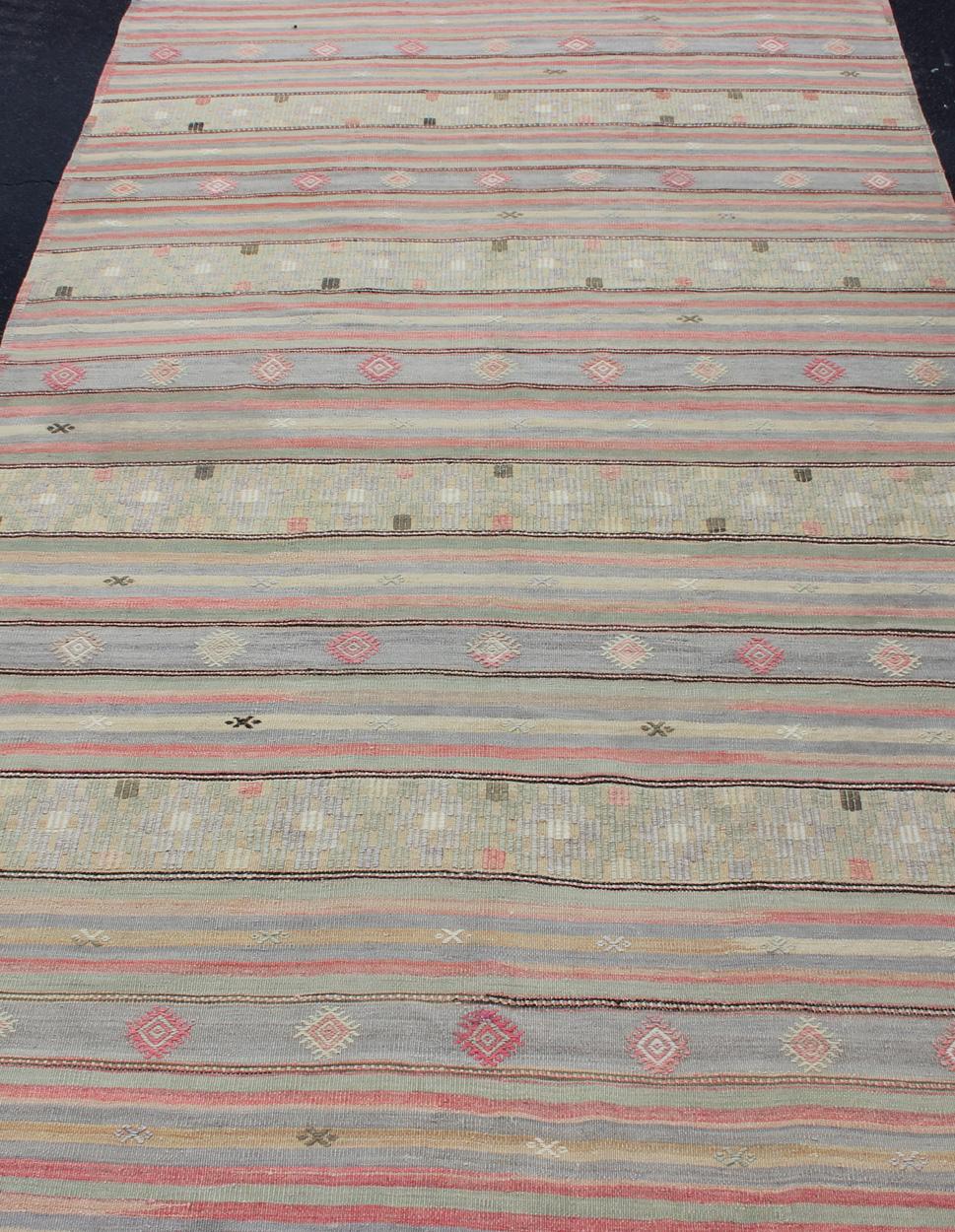 Bunt bestickter türkischer Flachgewebe-Teppich im Vintage-Stil mit gestreiftem geometrischem Design (Handgewebt) im Angebot